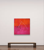 Ein minimalistischer Galerieraum mit einer Holzbank steht vor dem Bild „Wir sind für immer“ der Künstlerin Conny Wachsmann: ein farbenfrohes abstraktes Gemälde mit rot-magentafarbenen Flächen und einer weißen geometrischen Form, das auf einer schlichten weißen Wand über dem Holzboden hängt.