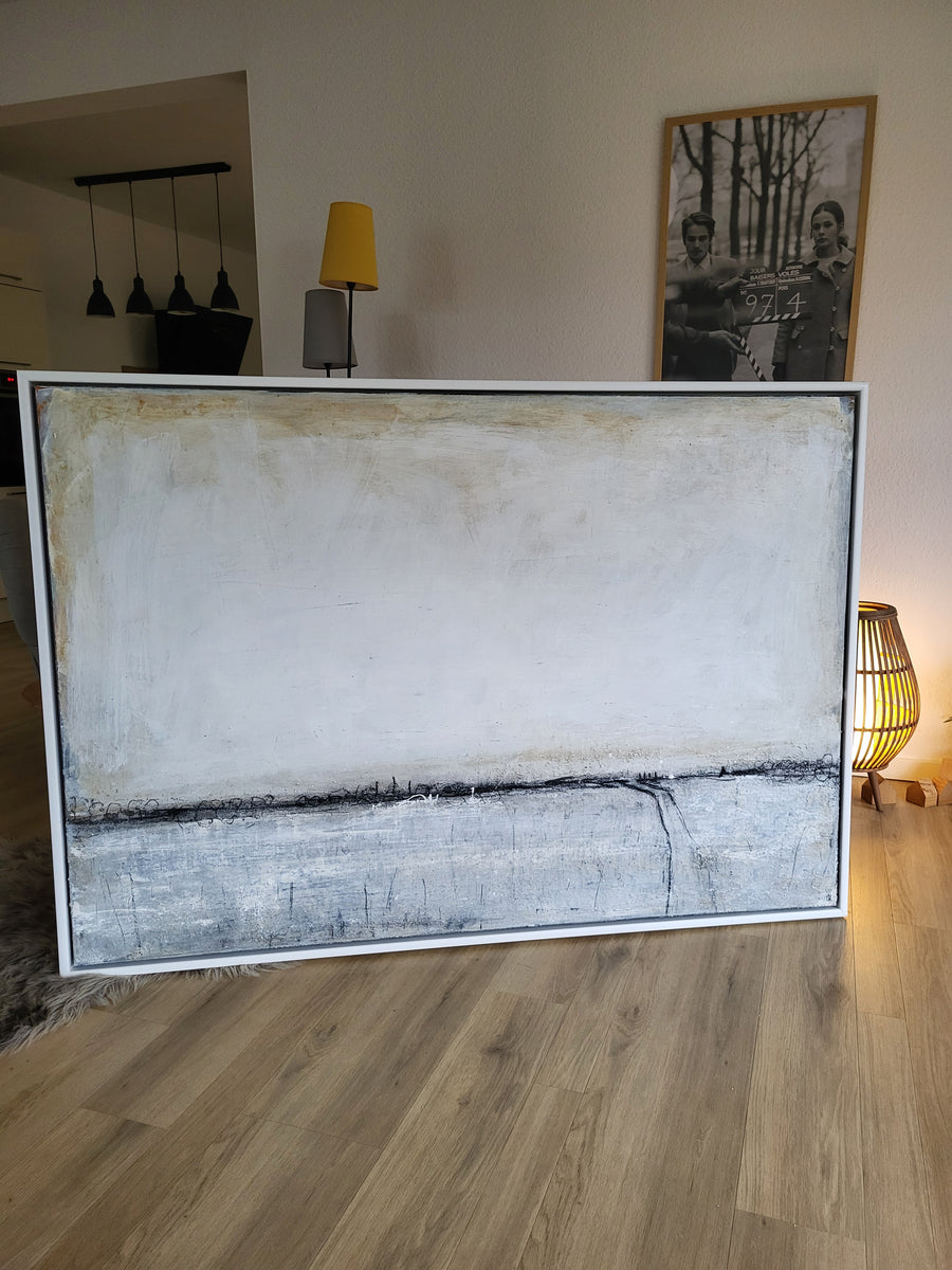 Abstraktes Gemälde – Klare Gedanken Finden - Graues Bild – Zeitgenössische Kunst in Wohnraumansicht