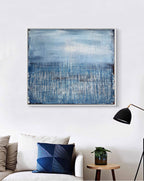 Abstraktes blaues Gemälde – Winterplatz – Zeitgenössische Kunst in Wohnraumansicht