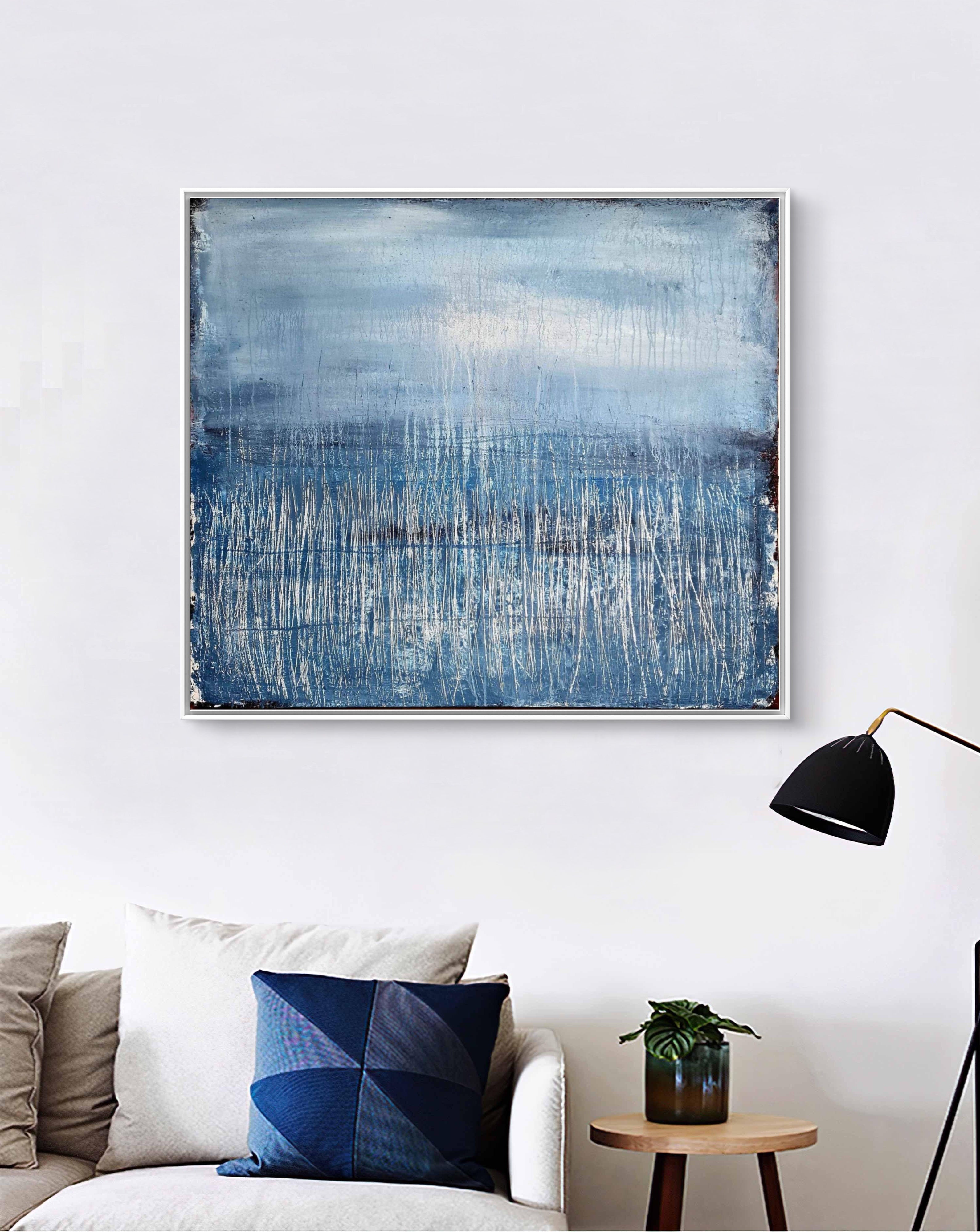 Abstraktes blaues Gemälde – Winterplatz – Zeitgenössische Kunst in Wohnraumansicht