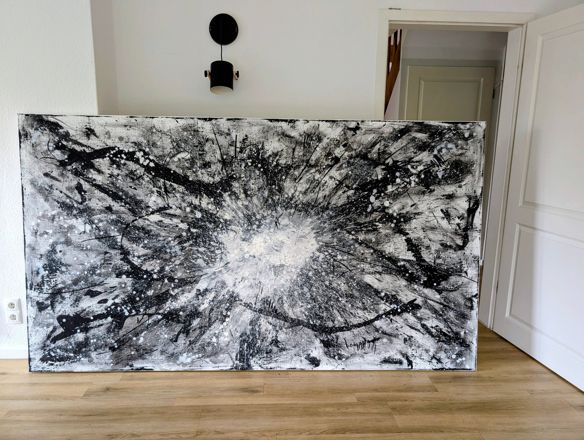 Urknall – Großes abstraktes Schwarz-Weiß Gemälde (240 × 140 cm) als Auftragsarbeit