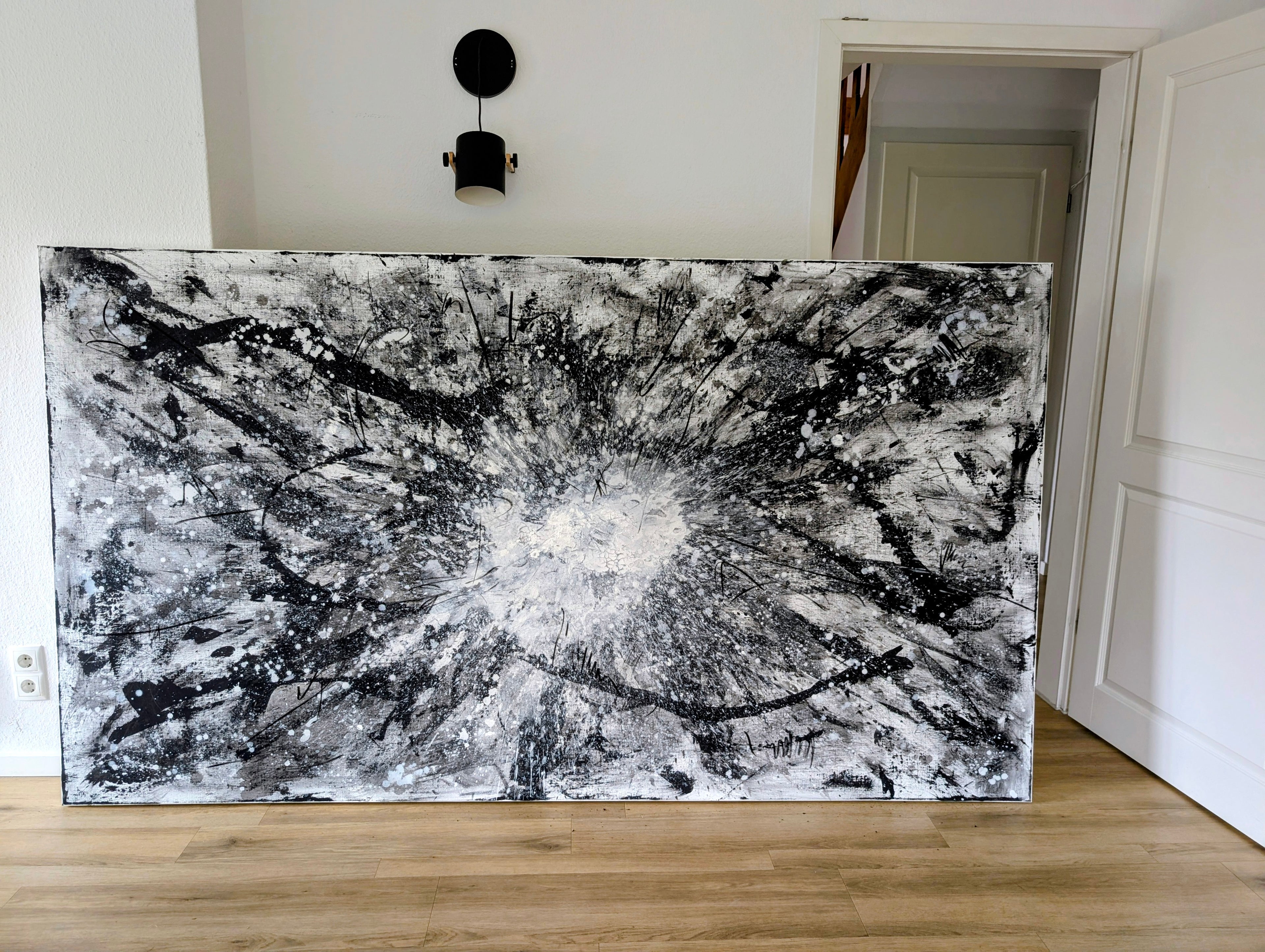 Urknall – Großes abstraktes Schwarz-Weiß Gemälde (240 × 140 cm) als Auftragsarbeit – Großes Gemälde in modernem Wohnzimmer