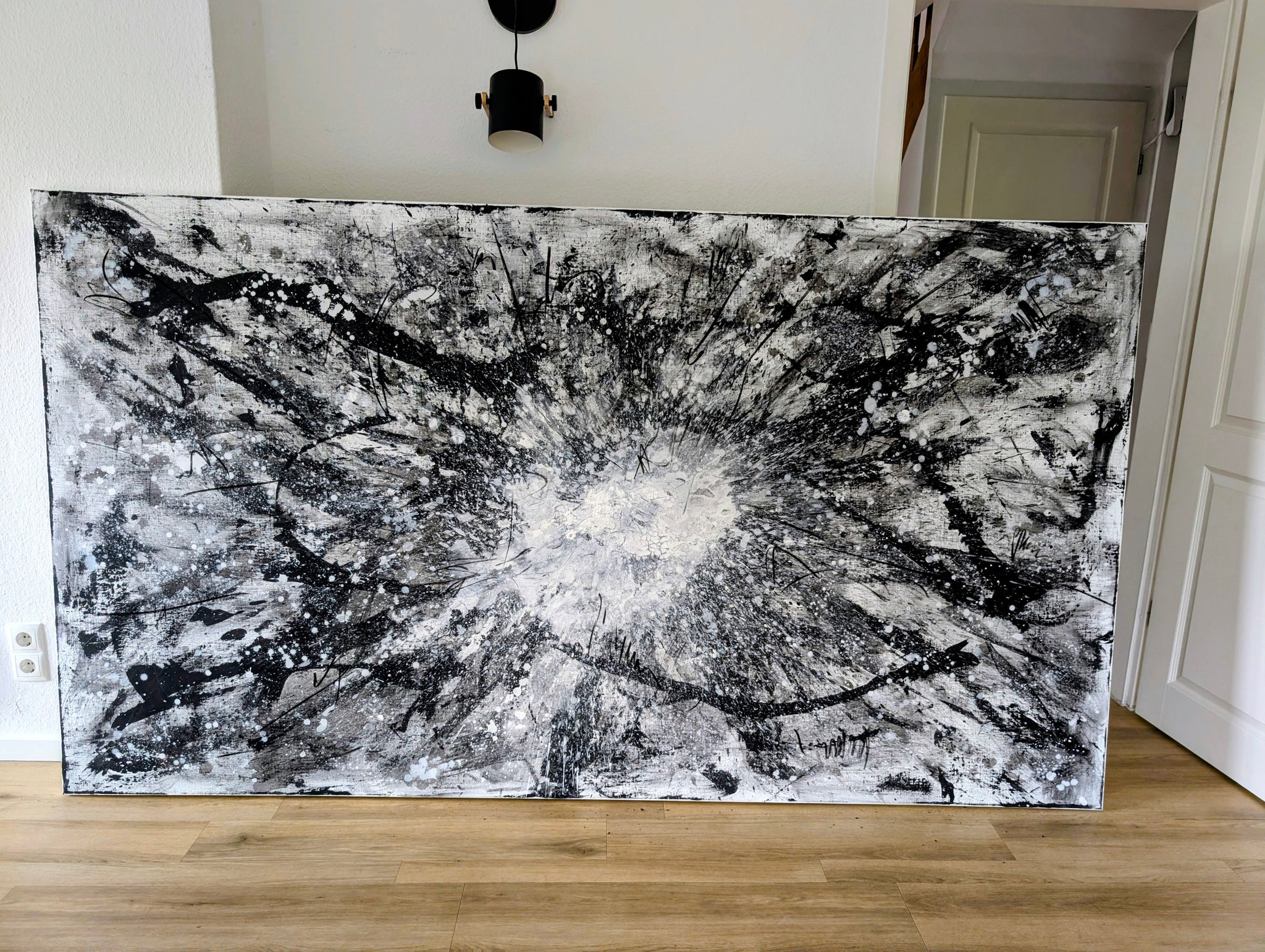 Urknall – Großes abstraktes Schwarz-Weiß Gemälde (240 × 140 cm) als Auftragsarbeit