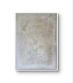 „Spurensuche“ von Conny Wachsmann, Künstlerin, ist ein rechteckiges abstraktes Kunstwerk in sanften Beige- und Cremetönen mit subtilen Texturen und wolkigen Mustern, elegant gerahmt in einem weißen Schattenfugenrahmen vor einem schlichten weißen Hintergrund.