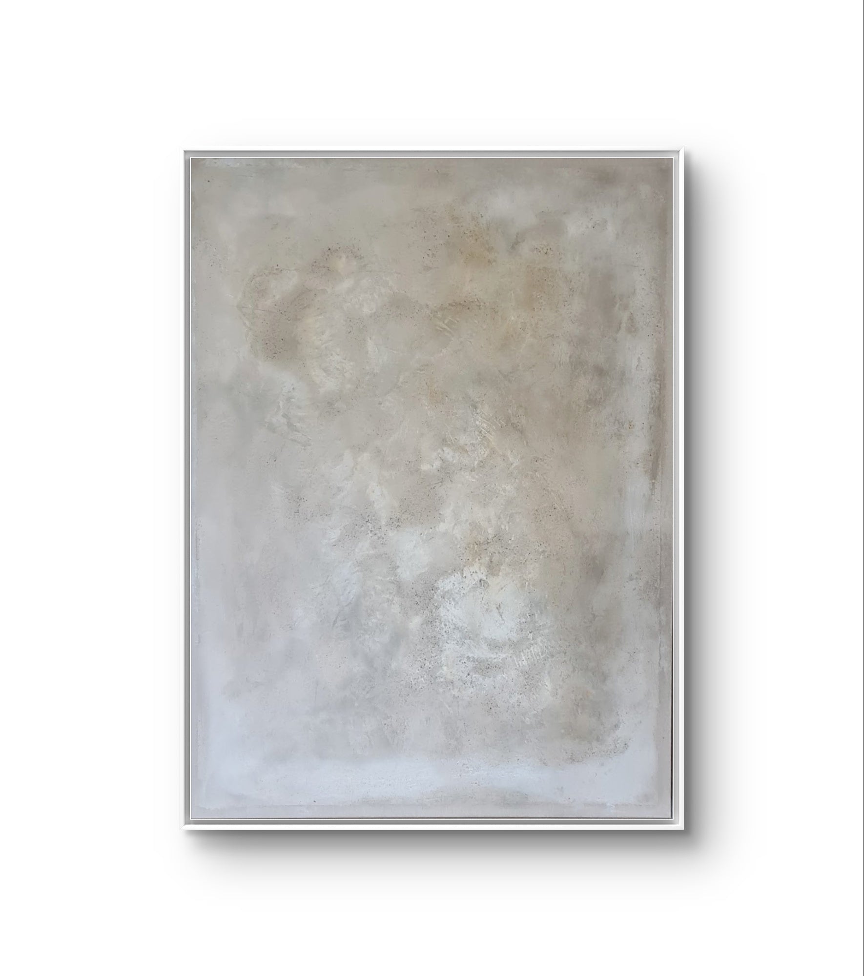 „Spurensuche“ von Conny Wachsmann, Künstlerin, ist ein rechteckiges abstraktes Kunstwerk in sanften Beige- und Cremetönen mit subtilen Texturen und wolkigen Mustern, elegant gerahmt in einem weißen Schattenfugenrahmen vor einem schlichten weißen Hintergrund.