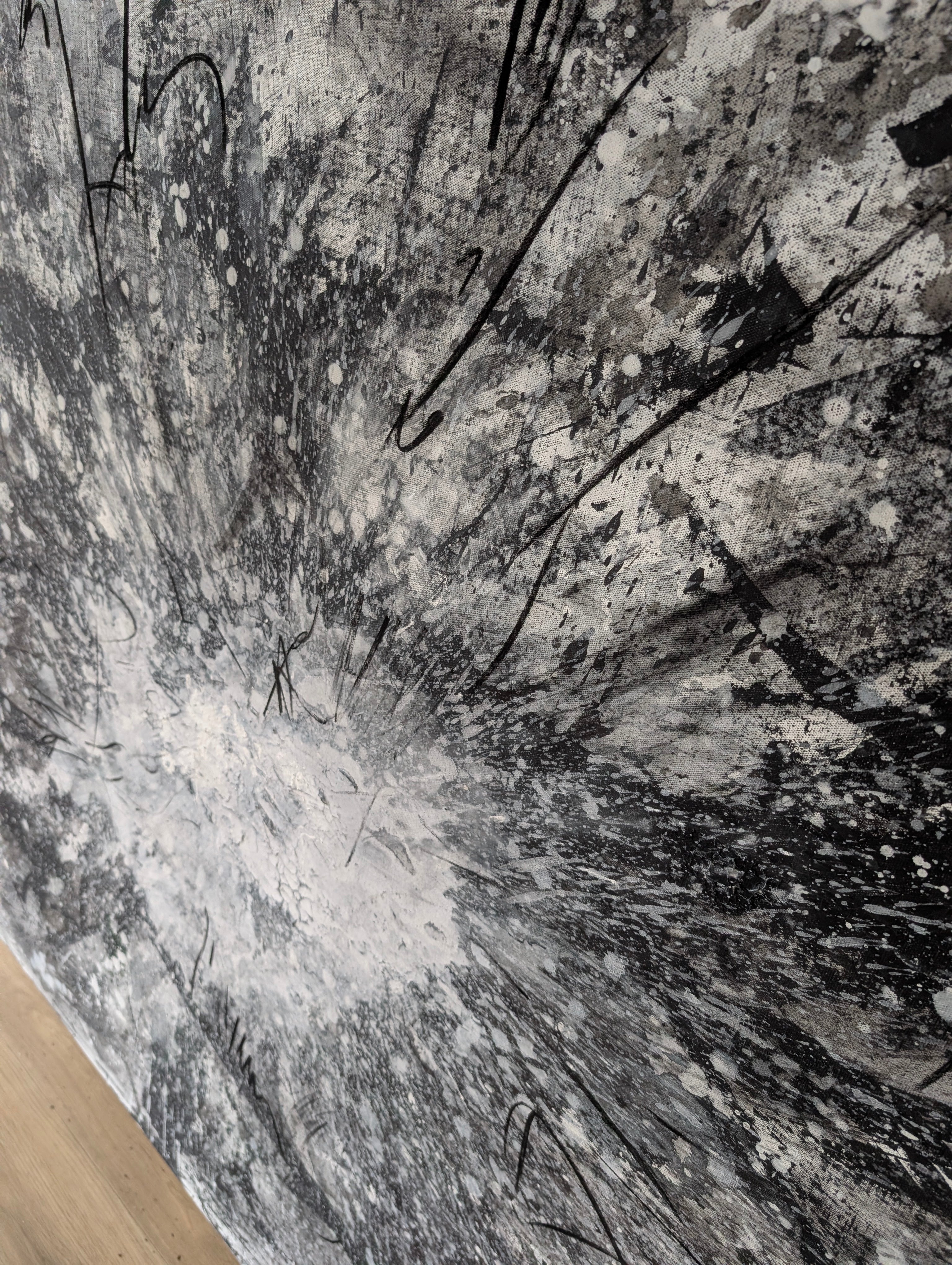 Urknall – Großes abstraktes Schwarz-Weiß Gemälde (240 × 140 cm) als Auftragsarbeit – Abstrakte Wandkunst über Sofa