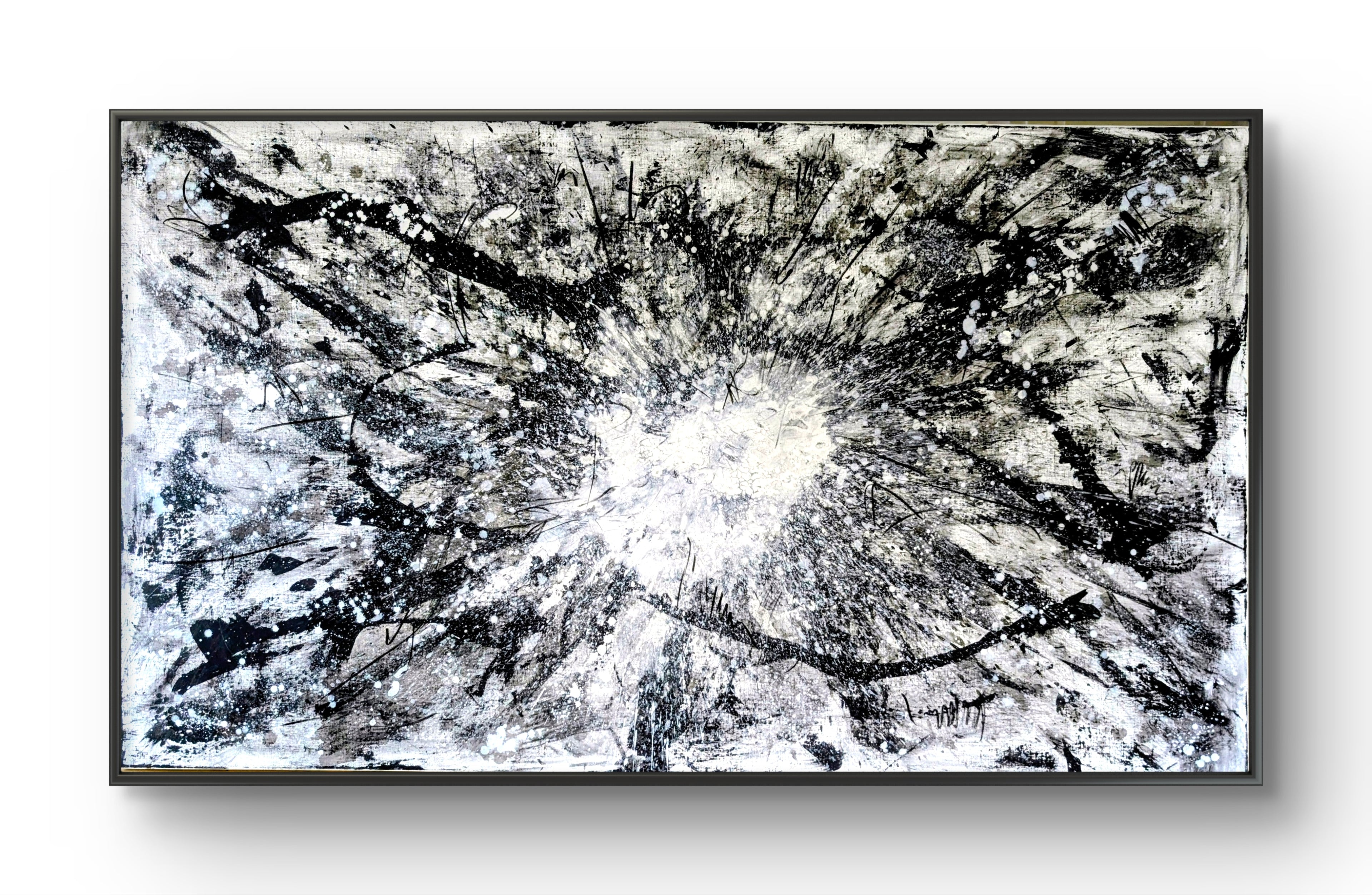Urknall – Großes abstraktes Schwarz-Weiß Gemälde (240 × 140 cm) als Auftragsarbeit – Zeitgenössische Kunst in Wohnraumansicht