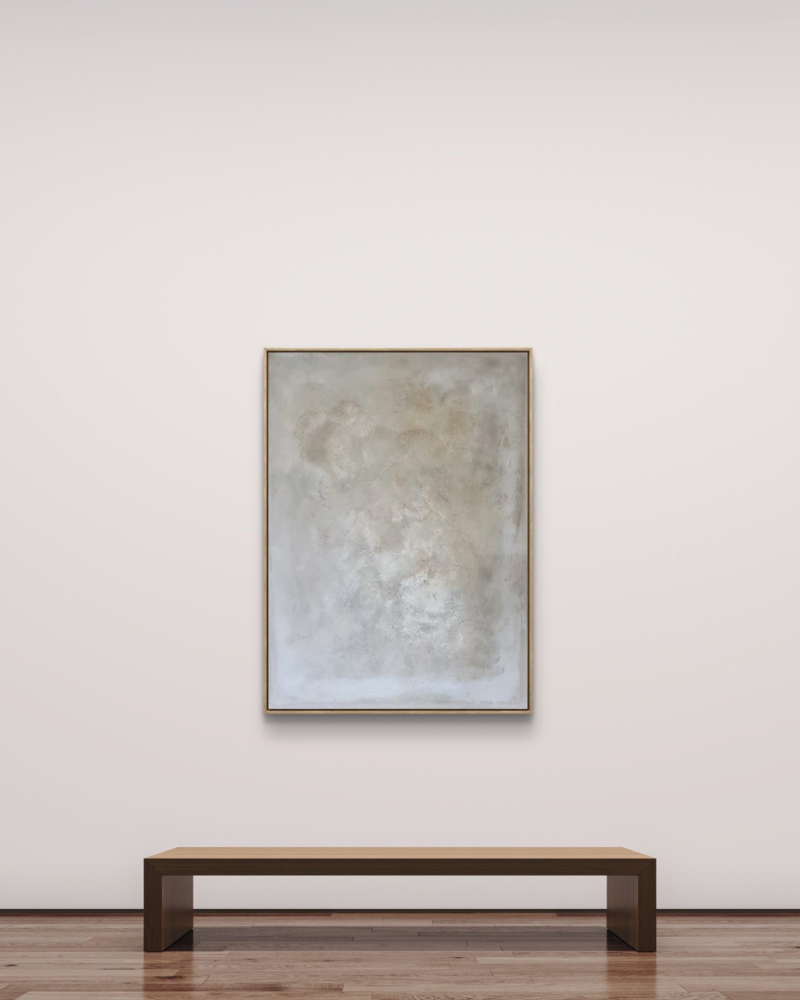 Eine minimalistische Galerie mit einer einfachen Holzbank steht gegenüber „Spurensuche“ von Conny Wachsmann, Künstlerin – ein großes Kunstwerk in sanften, gedämpften Tönen, elegant gerahmt in einem Schattenfugenrahmen an einer schlichten weißen Wand über einem Holzboden.