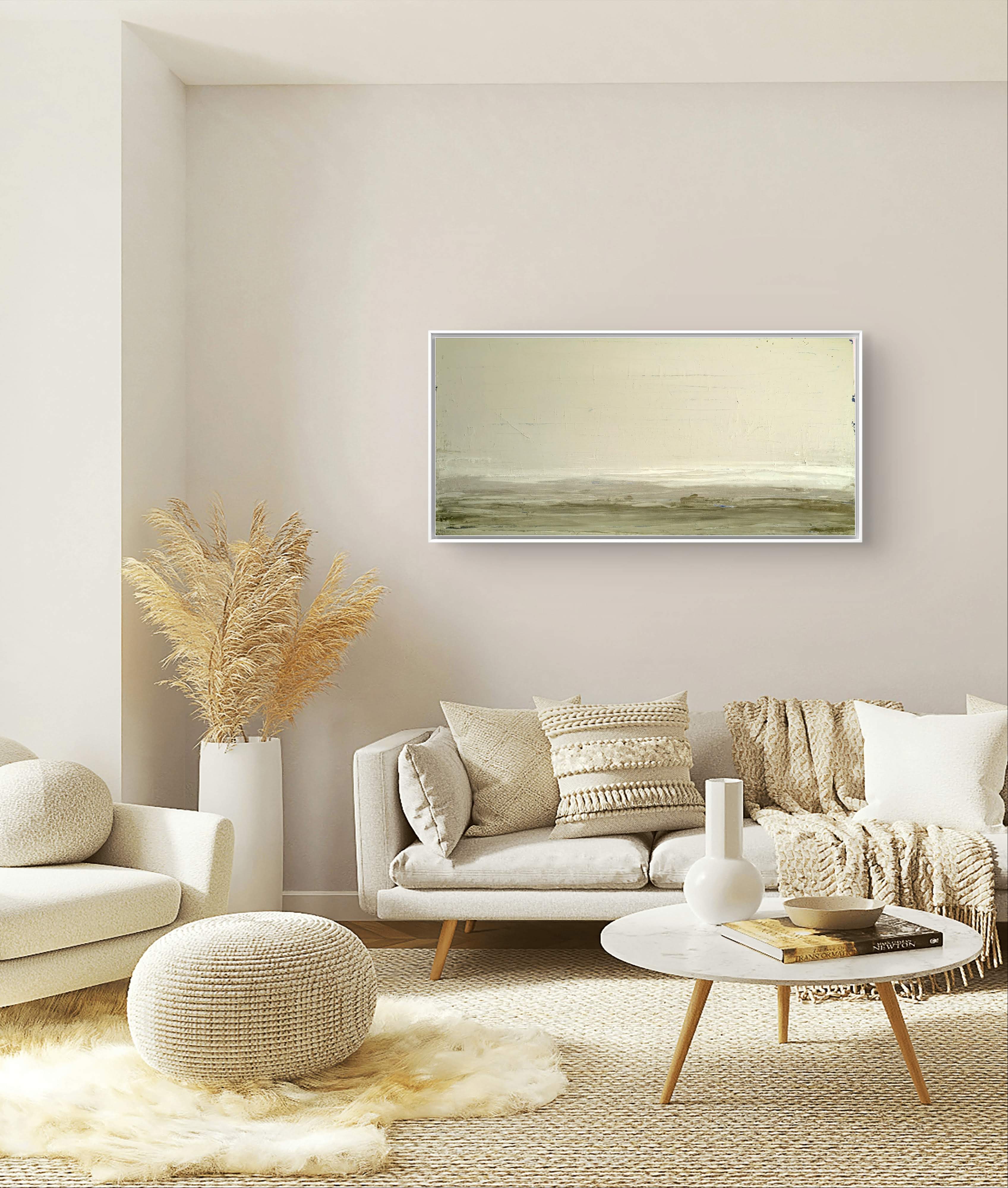 Ein gemütliches, in neutralen Tönen gehaltenes Wohnzimmer mit einem beigen Sofa, strukturierten Kissen und Überwürfen, einem runden Hocker, Pampasgras in einer Vase, einem weißen Couchtisch und "Zwischen Sommer und Herbst II" von Conny Wachsmann über dem Sofa für eine einzigartige künstlerische Note.