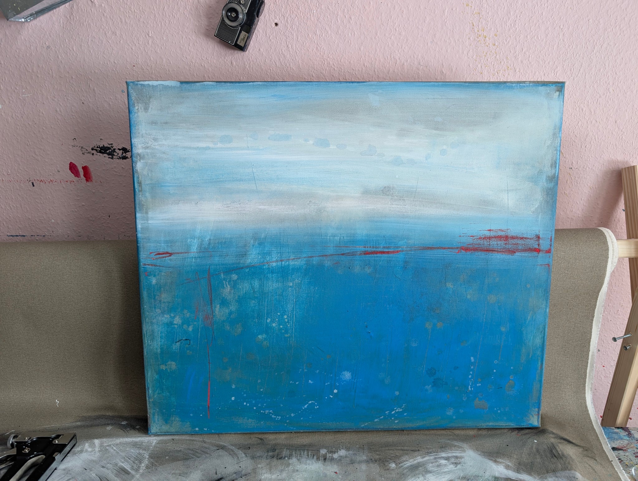 Blaues Bild Horizont der Resonanz nan cm – sofort verfügbares Wandbild in nan, Seitenansicht als Statement Kunst im Esszimmer oder Flur