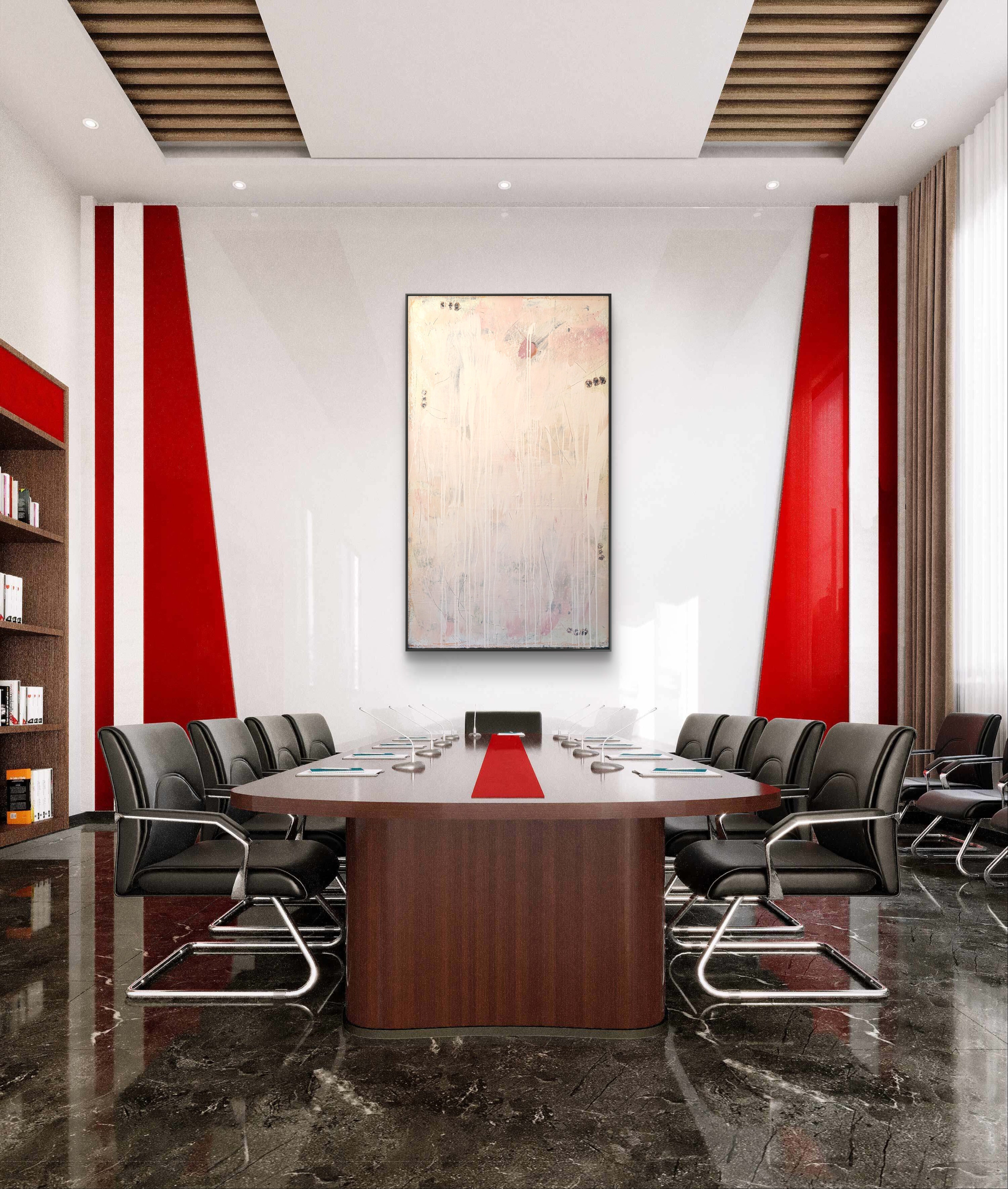 Moderner Konferenzraum mit einem langen Holztisch, schwarzen Stühlen, Bücherregalen auf der linken Seite, bodentiefen Fenstern mit Vorhängen und "Eichhörnchentanz" von Conny Wachsmann, Künstlerin, als großes modernes abstraktes Gemälde mit roten Akzenten auf einer weißen Wand.
