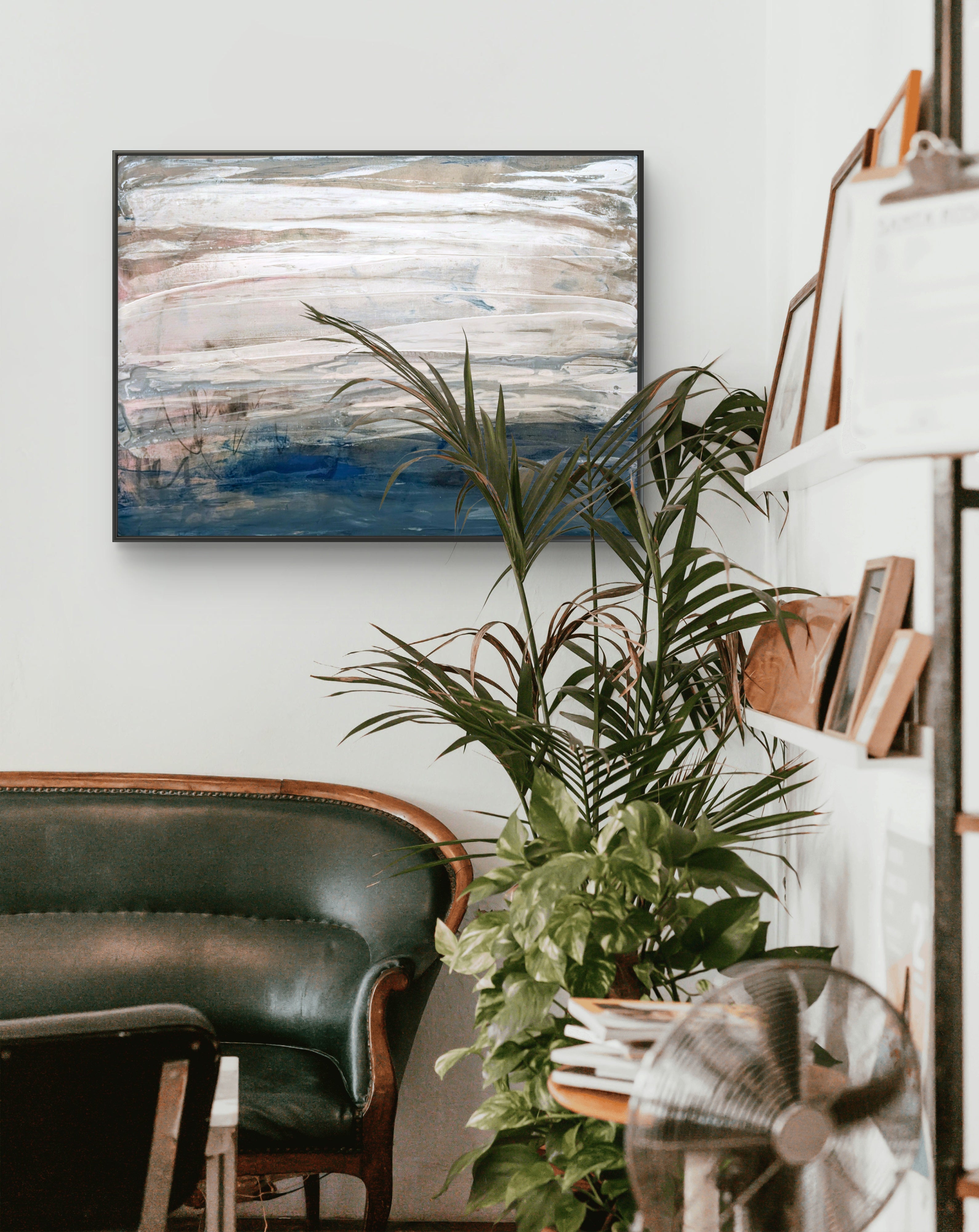 Blau weißes Bild - Gezeitenstille inkl. Schattenfugenrahmen