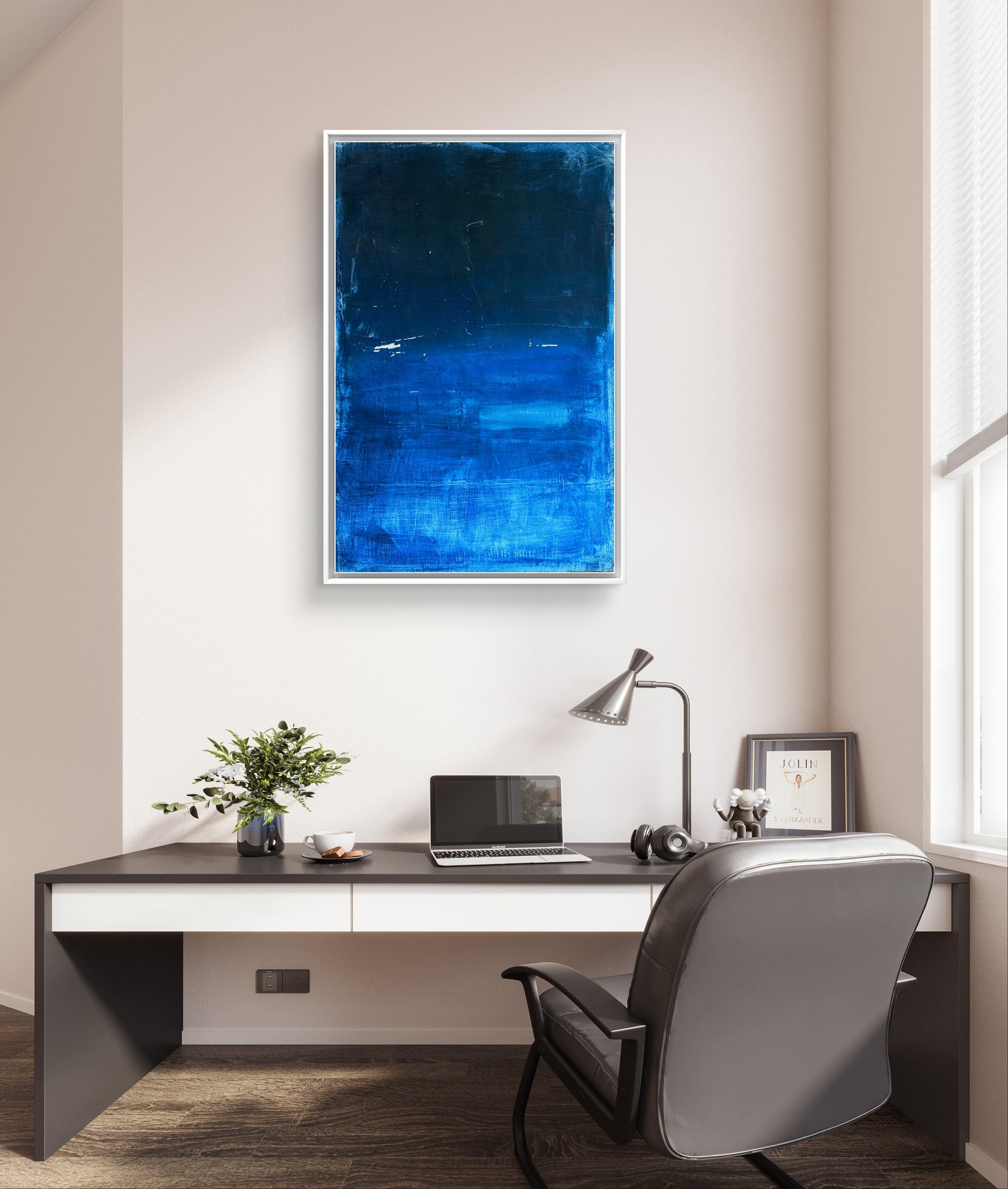 Ein modernes Büro mit schwarzem Schreibtisch, Laptop, Lampe, Pflanze und Büchern steht vor einer hellen Wand mit "Fjord", einem signierten Original-Acryl auf Leinwand der Künstlerin Conny Wachsmann. Natürliches Licht strömt durch ein hohes Fenster auf der rechten Seite herein.