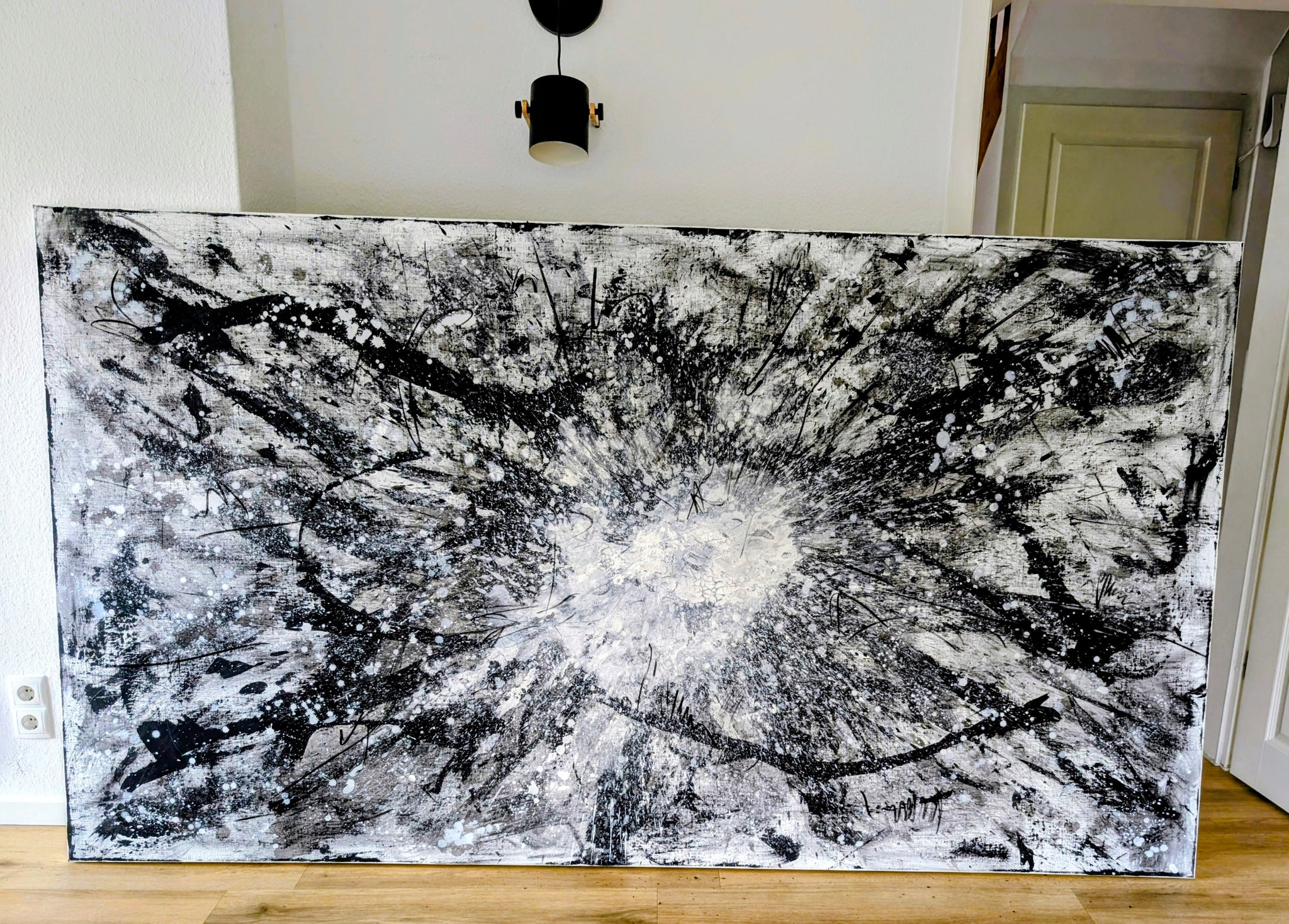 Urknall – Großes abstraktes Schwarz-Weiß Gemälde (240 × 140 cm) als Auftragsarbeit