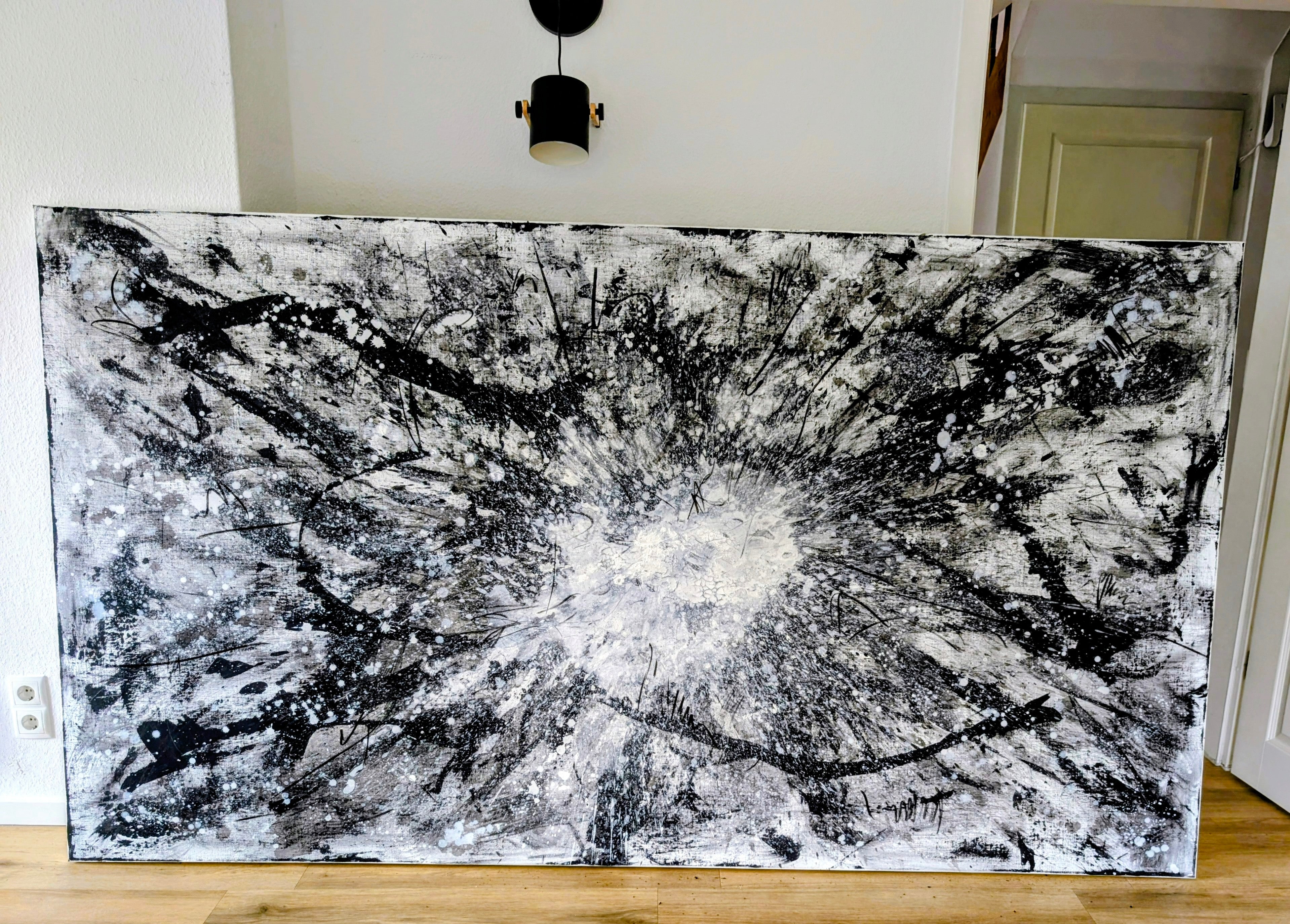 Urknall – Großes abstraktes Schwarz-Weiß Gemälde (240 × 140 cm) als Auftragsarbeit – Abstrakte Wandkunst über Sofa