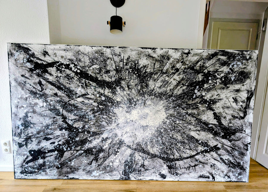 Urknall – Großes abstraktes Schwarz-Weiß Gemälde (240 × 140 cm) als Auftragsarbeit – Abstrakte Wandkunst über Sofa