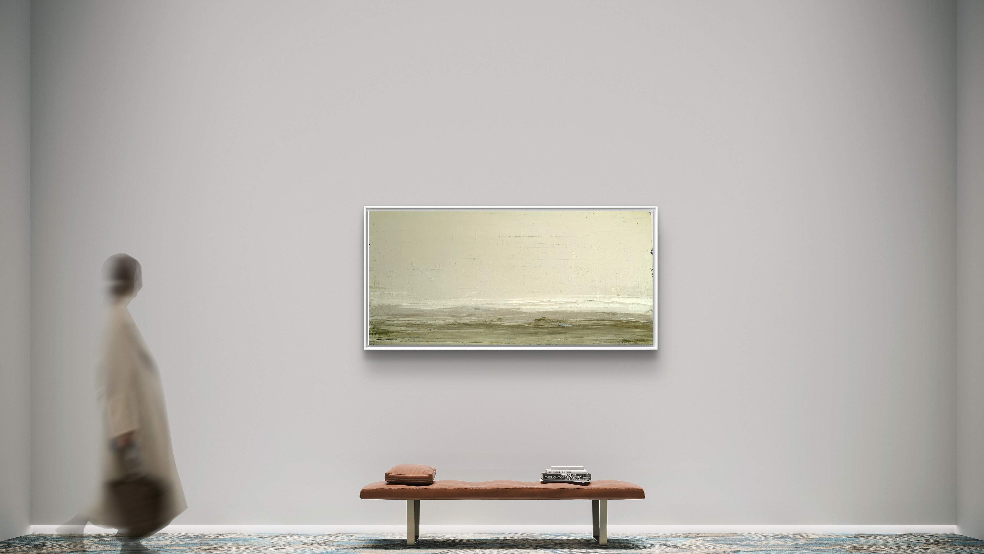 Eine verschwommene Figur geht an einer minimalistischen Galerie vorbei, in der eine helle Bank mit zwei Objekten und "Zwischen Sommer und Herbst II", einem Originalgemälde der Künstlerin Conny Wachsmann, mit weichen, gedeckten Farben auf einer schlichten hellgrauen Wand steht.