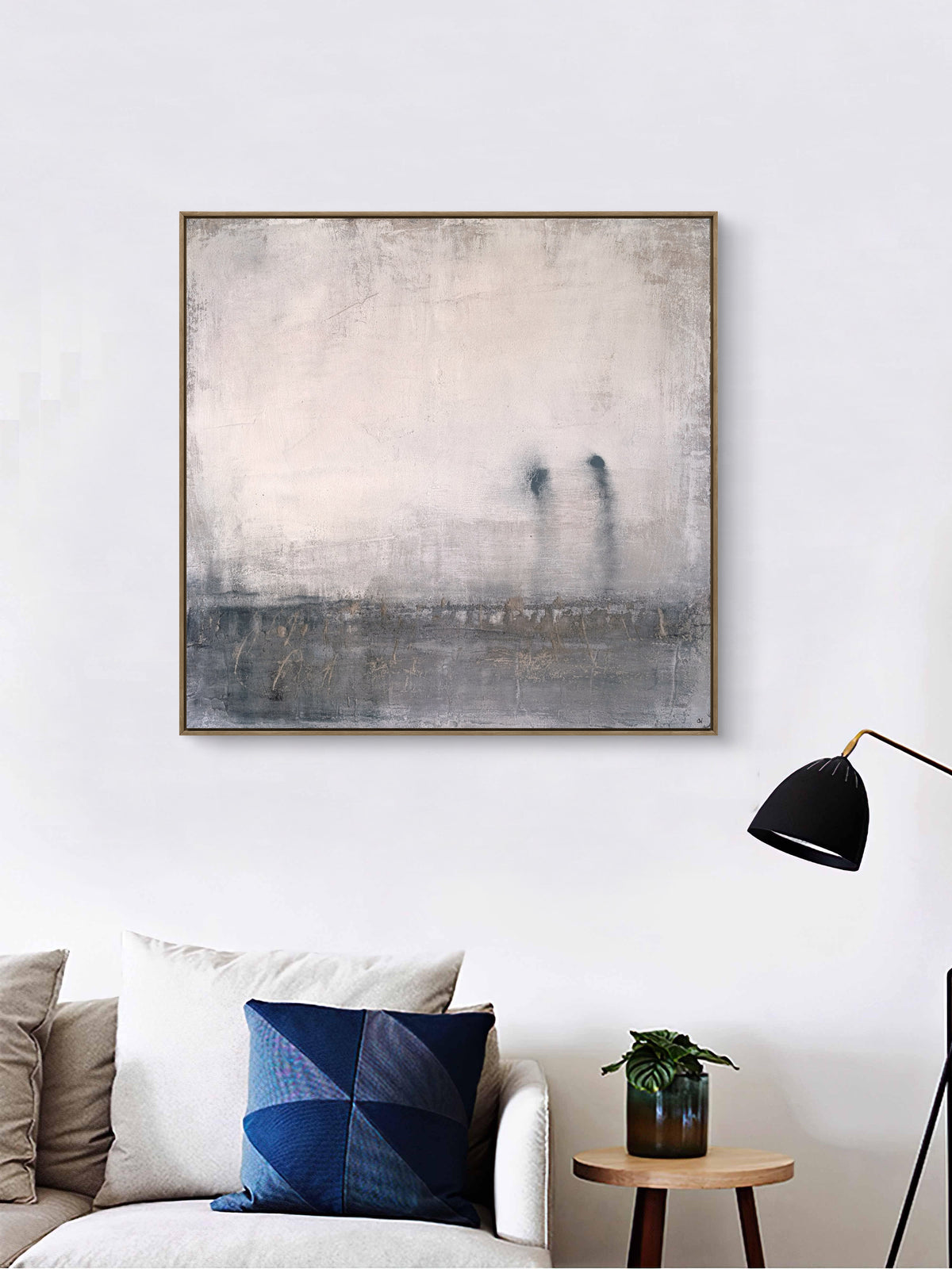 Weiß graues Bild – Zeitgenössische Kunst in Wohnraumansicht