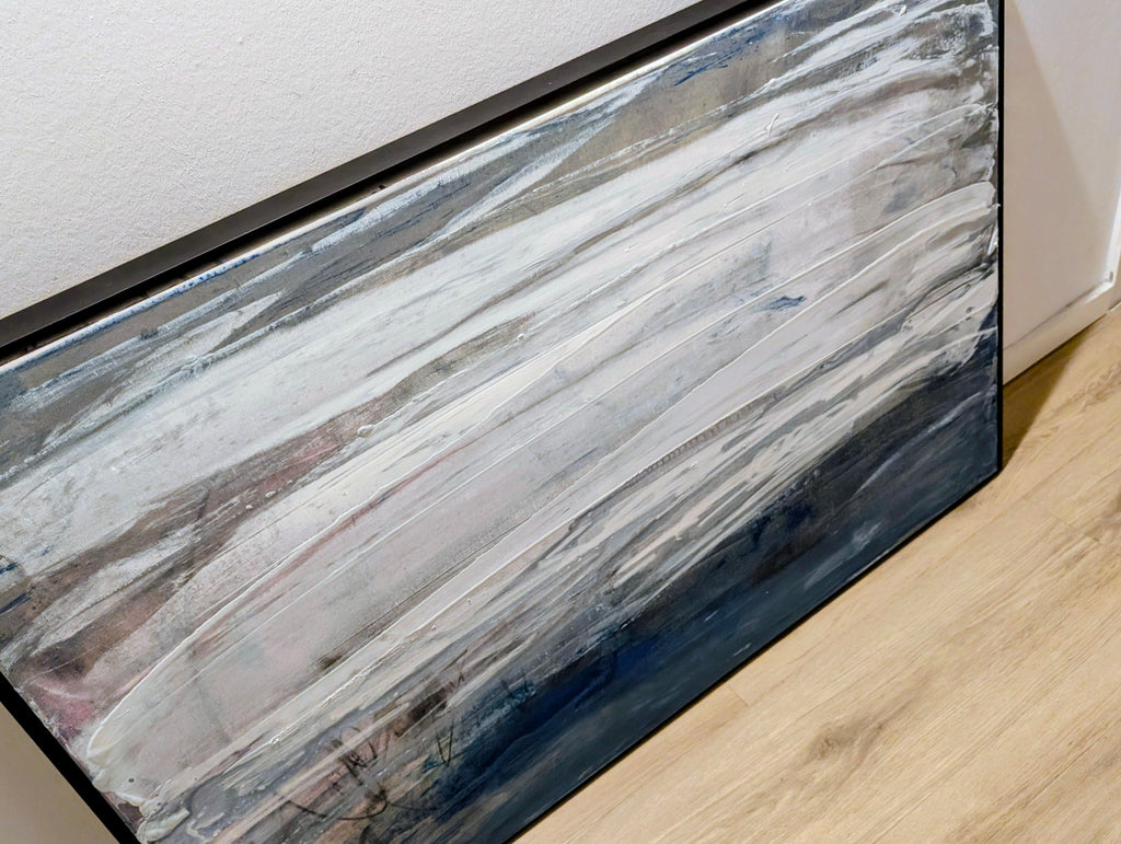 Blau weißes Bild - Gezeitenstille inkl. Schattenfugenrahmen