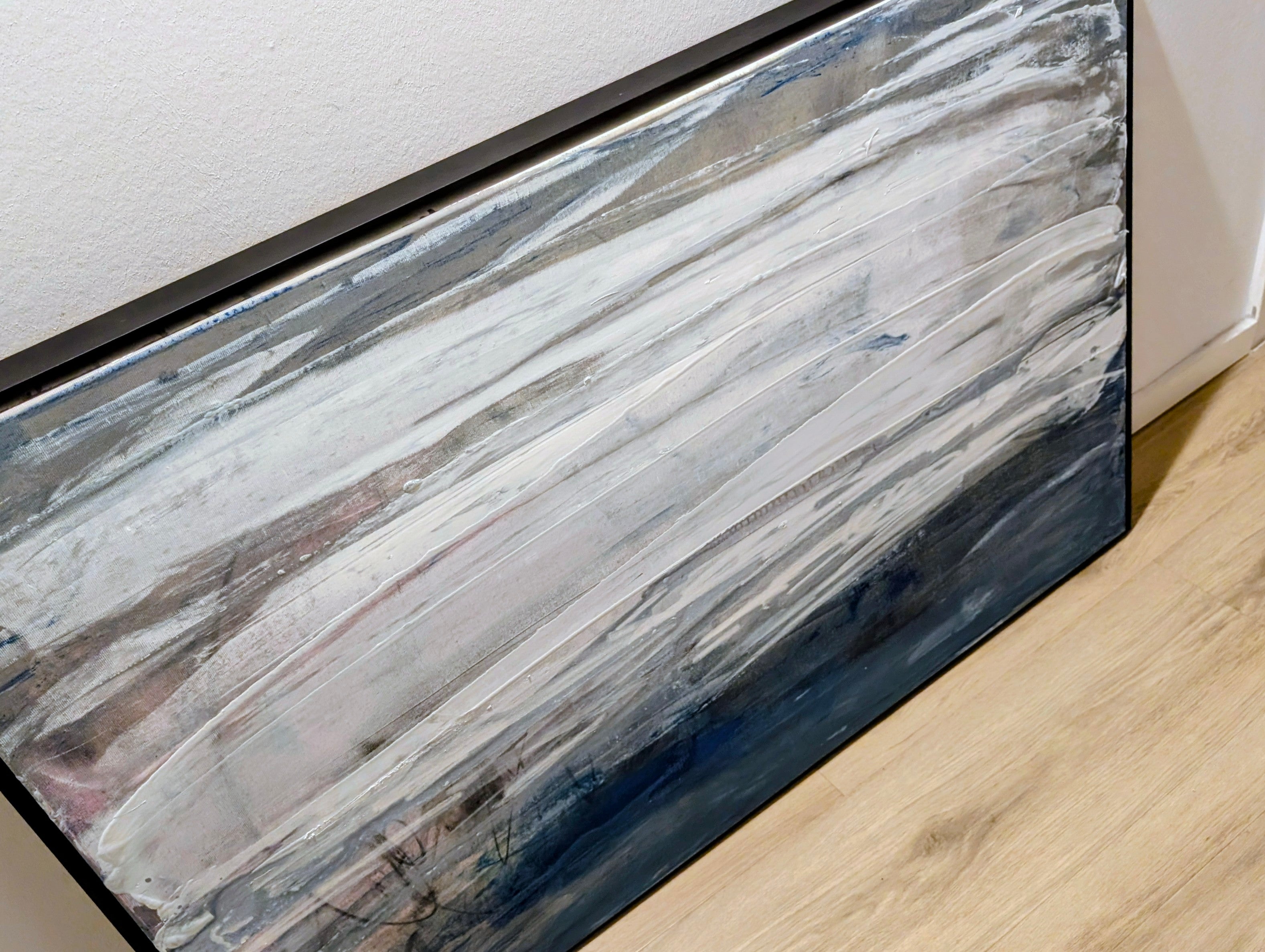 Blau weißes Bild - Gezeitenstille inkl. Schattenfugenrahmen