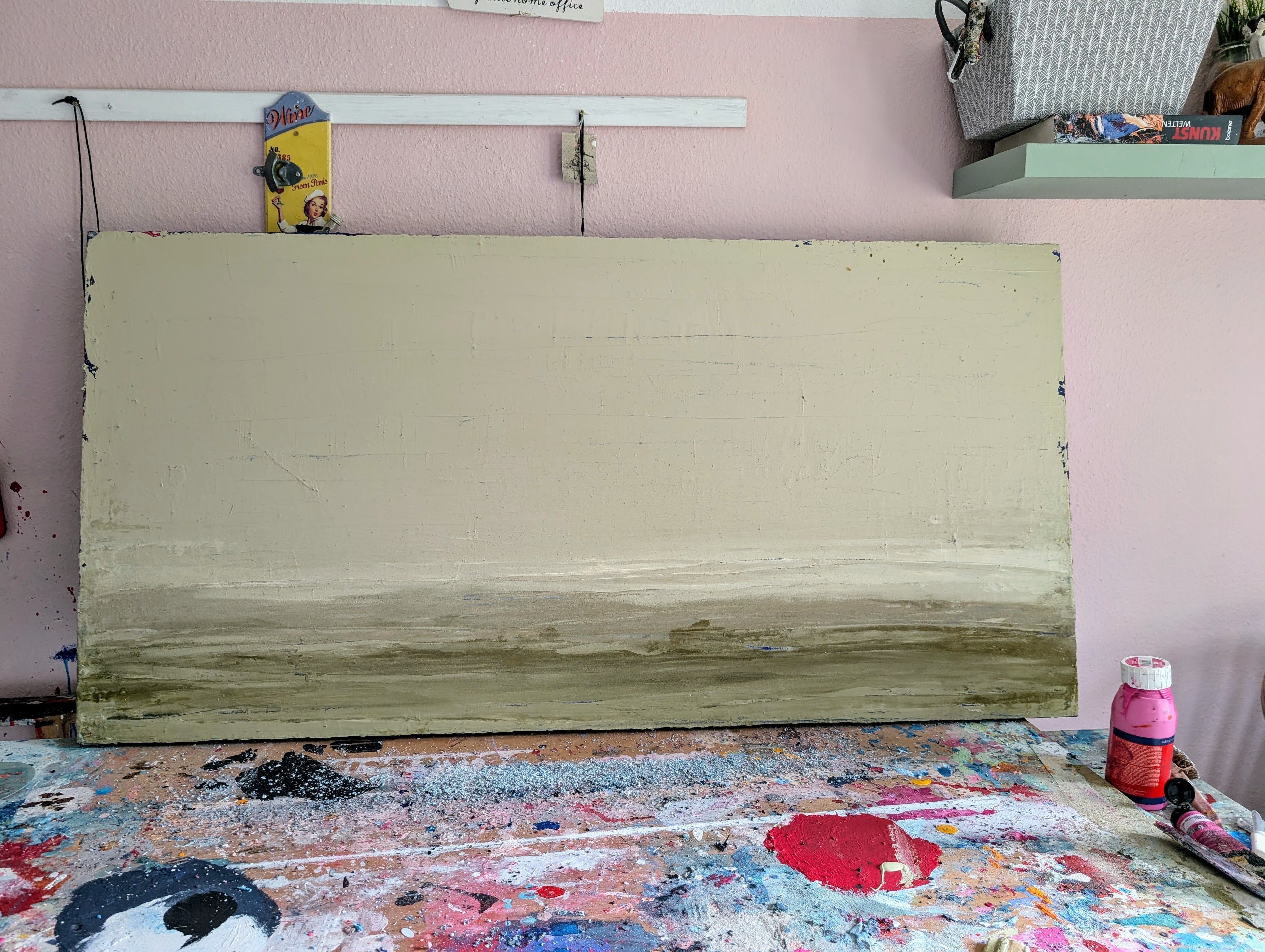 Zwischen Sommer und Herbst II" von Conny Wachsmann, Künstlerin: eine große Original-Leinwand mit minimalistischer Spachtelarbeit in Beige und Hellbraun, die auf einem gesprenkelten Tisch vor einer blassrosa Wand ruht - ein authentisches Unikat.