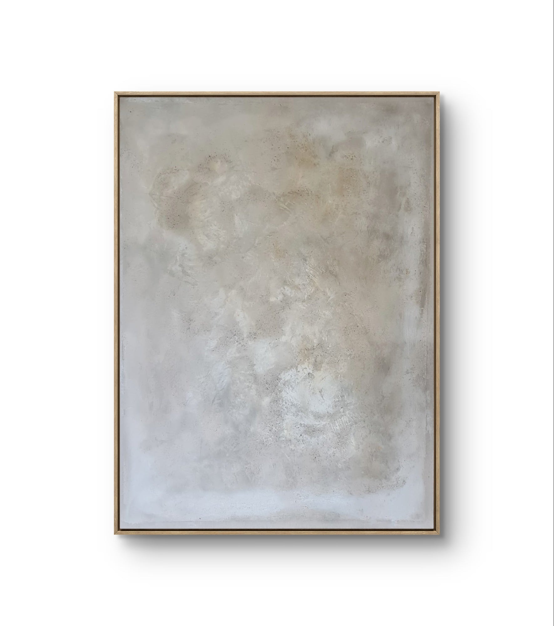 „Spurensuche“ von Conny Wachsmann ist ein minimalistisches abstraktes Kunstwerk in neutralem Beige und Cremeweiß mit subtilen Strukturmustern. Elegant in einem Schattenfugenrahmen gerahmt und vor einem weißen Hintergrund platziert.