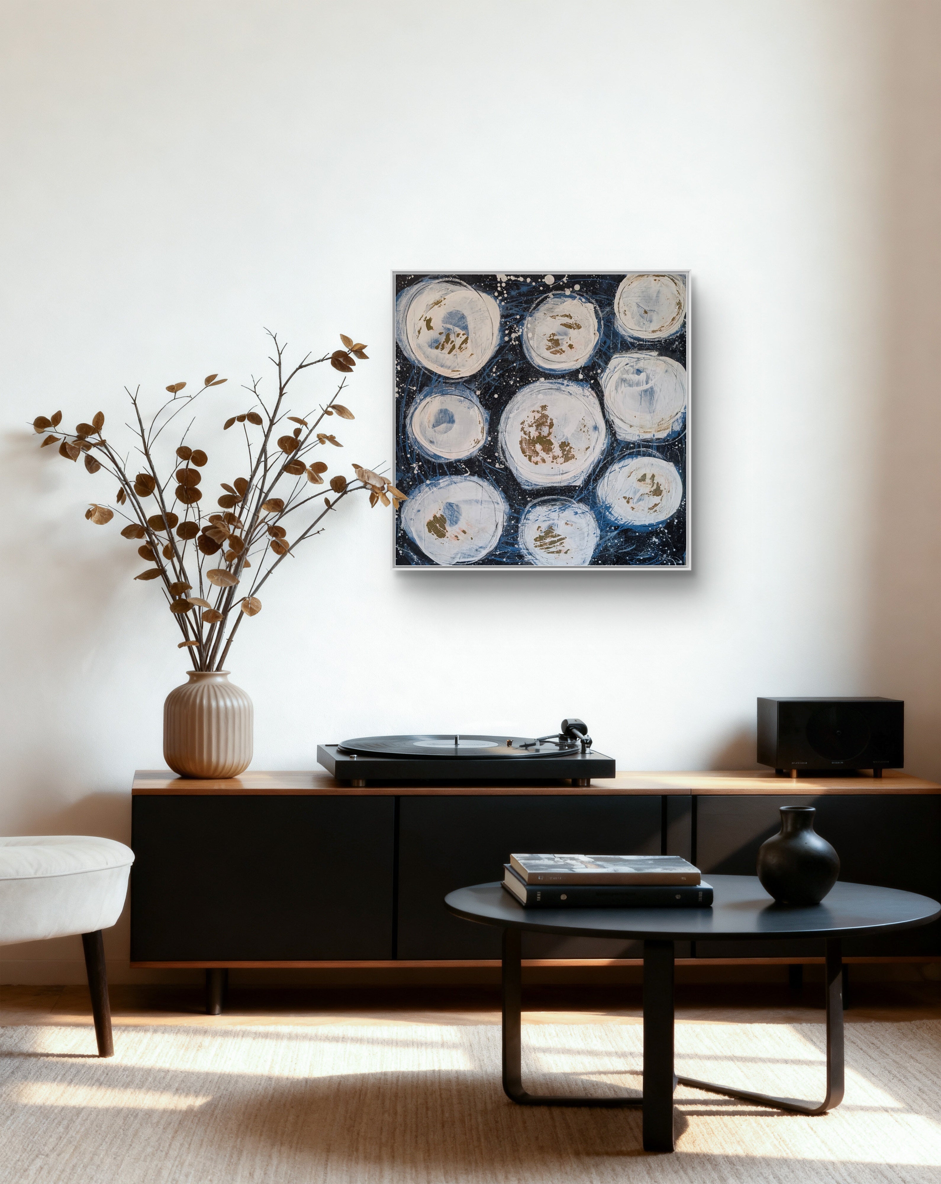 Schwarz-weiß Bild - Weltenbummler – Wirkung bei Tageslicht – natur; blau; beige; geometrisches abstraktes Originalgemälde – klare Ausstrahlung – positive Grundemotion – direkt verfügbares Original