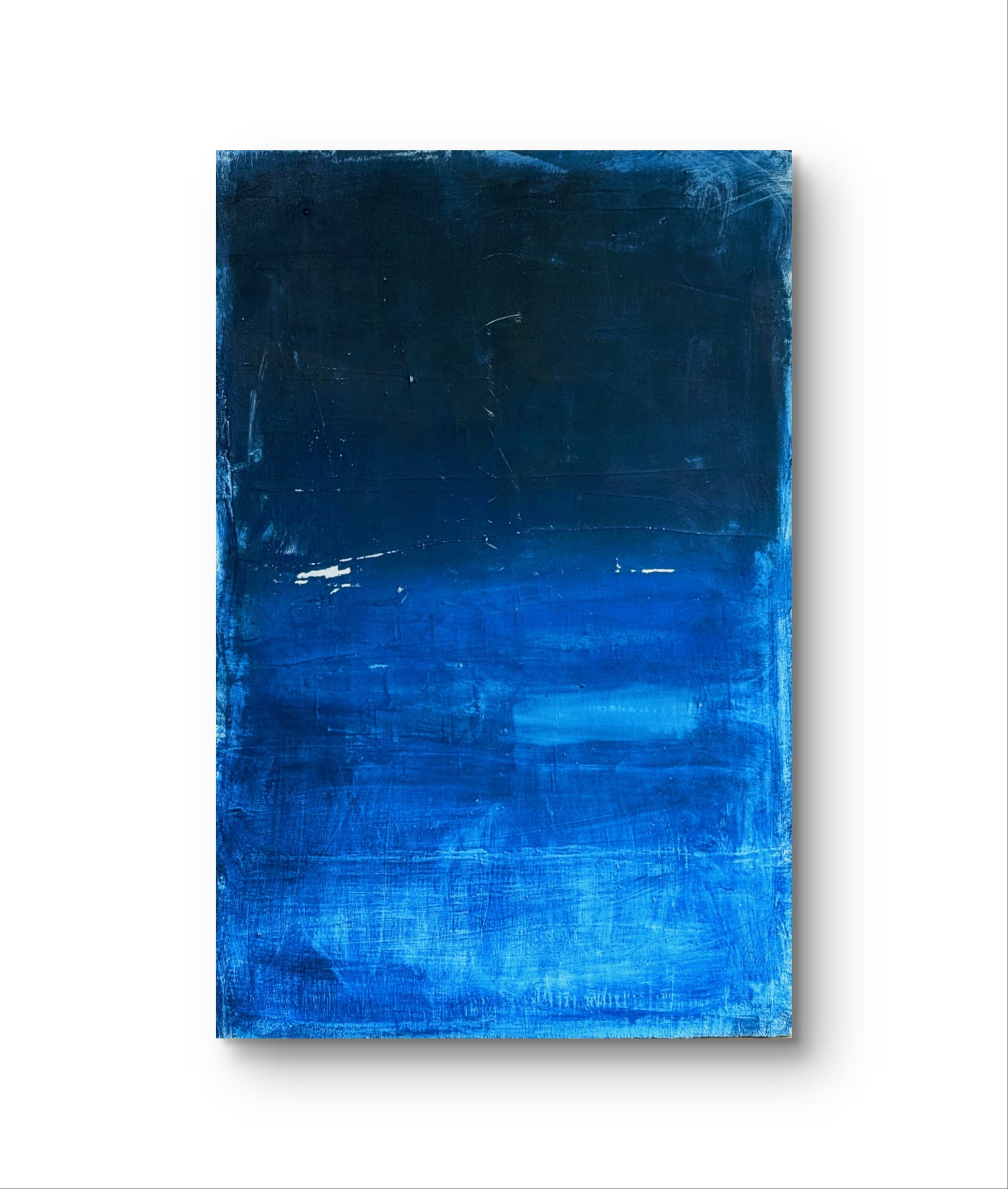 Fjord" von Conny Wachsmann ist ein abstraktes, signiertes Acrylbild auf Leinwand. Tiefblaue Schattierungen mischen sich mit leuchtenden Blautönen über Weiß und erinnern an eine nordische Landschaft mit strukturierten Pinselstrichen, die Tiefe und Bewegung erzeugen. Einzigartiges Einzelstück.