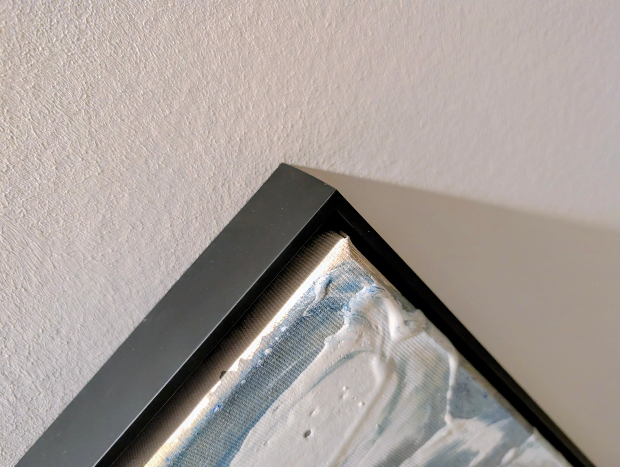 Blau weißes Bild - Gezeitenstille inkl. Schattenfugenrahmen – sofort versandbereites Leinwandbild in nan, großes Kunstwerk für moderne Wohnräume