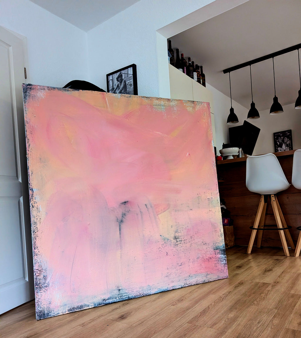 Rosa Brise – Exklusives Unikat mit – Zeitgenössische Kunst in Wohnraumansicht