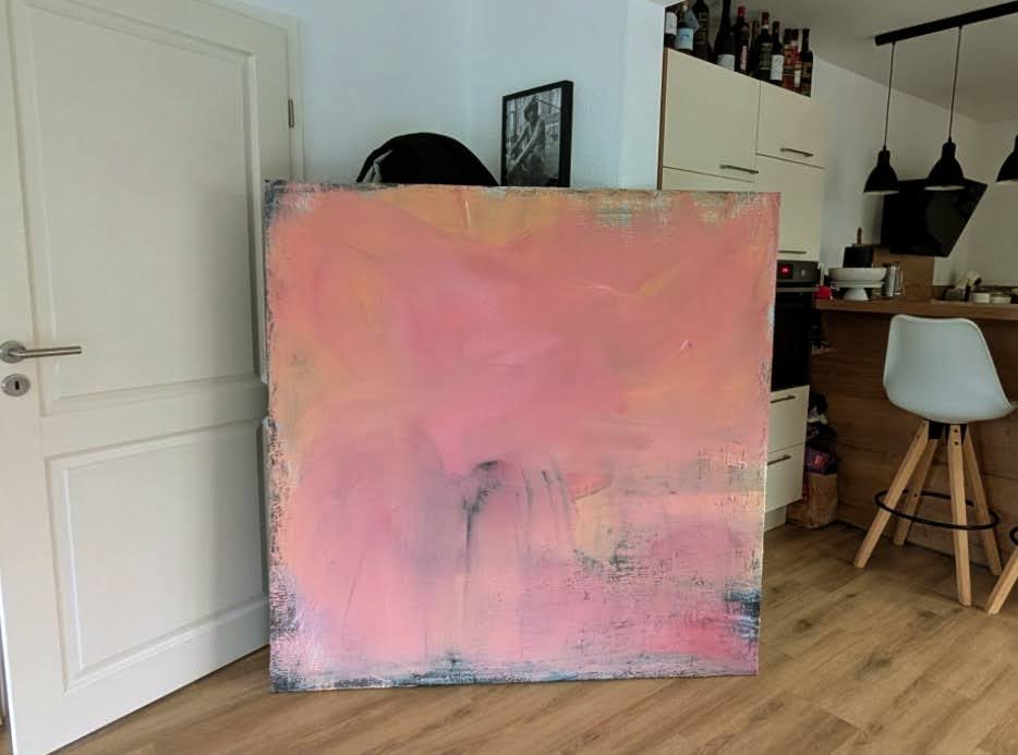 Rosa Brise – Exklusives Unikat mit – Zeitgenössische Kunst in Wohnraumansicht