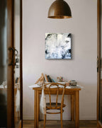 Abstraktes Gemälde Weiß – Nebelreiter I Schwarz-weiß 60 X 60 Cm Sideboard Einzelstück – Zeitgenössische Kunst in Wohnraumansicht