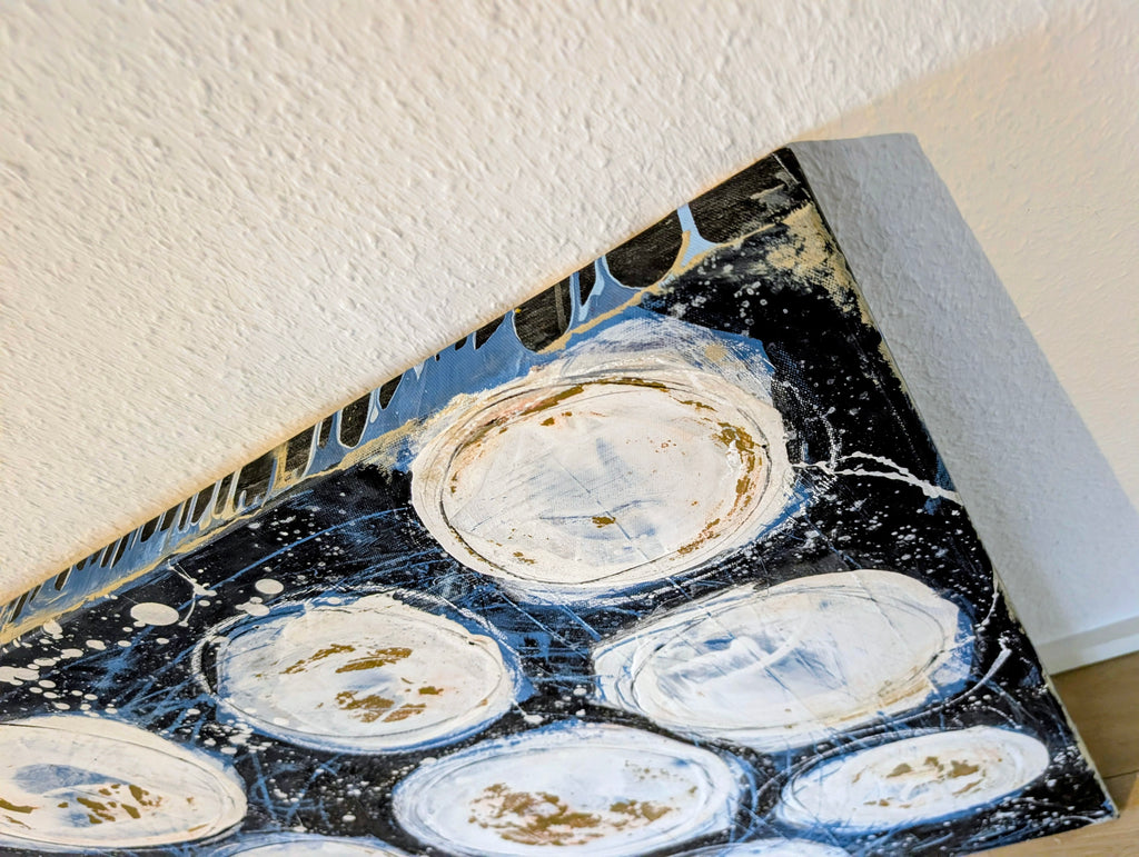 Schwarz-weiß Bild - Weltenbummler – Raumwirkung Wohnzimmer – natur; blau; beige; geometrisches abstraktes Originalgemälde – harmonische Raumwirkung – entspannte Atmosphäre – direkt verfügbares Original