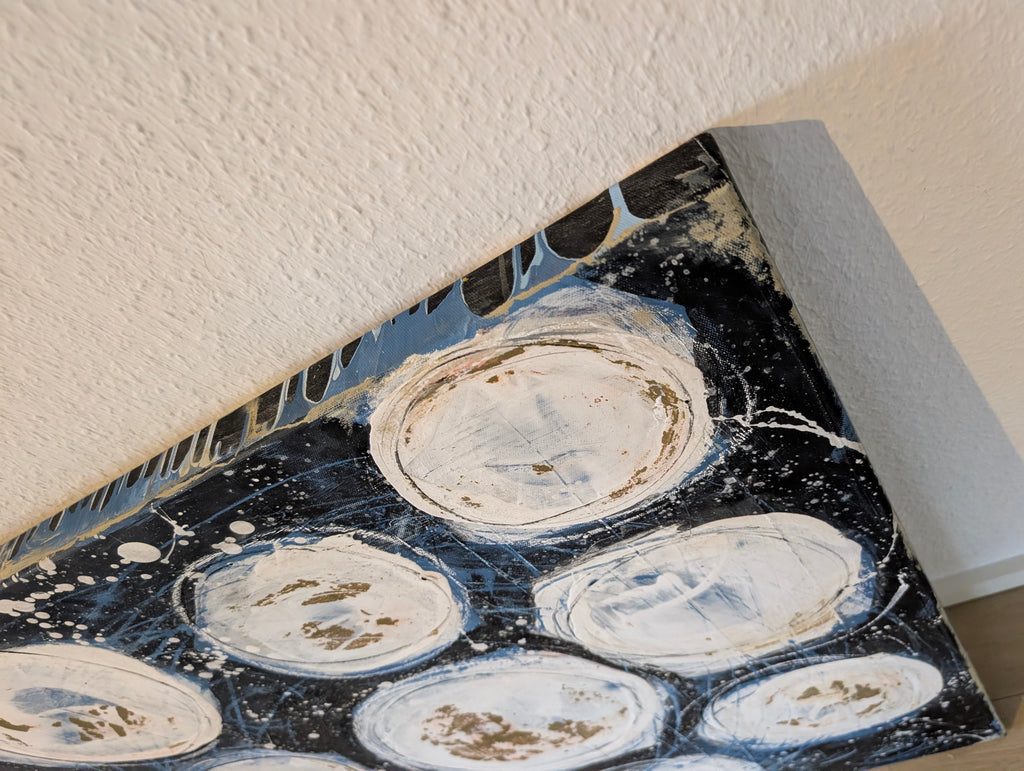 Schwarz-weiß Bild - Weltenbummler – Präsenz im Raum – natur; blau; beige; geometrisches abstraktes Originalgemälde – zurückhaltende Präsenz – sanfte Begleitung – direkt verfügbares Original