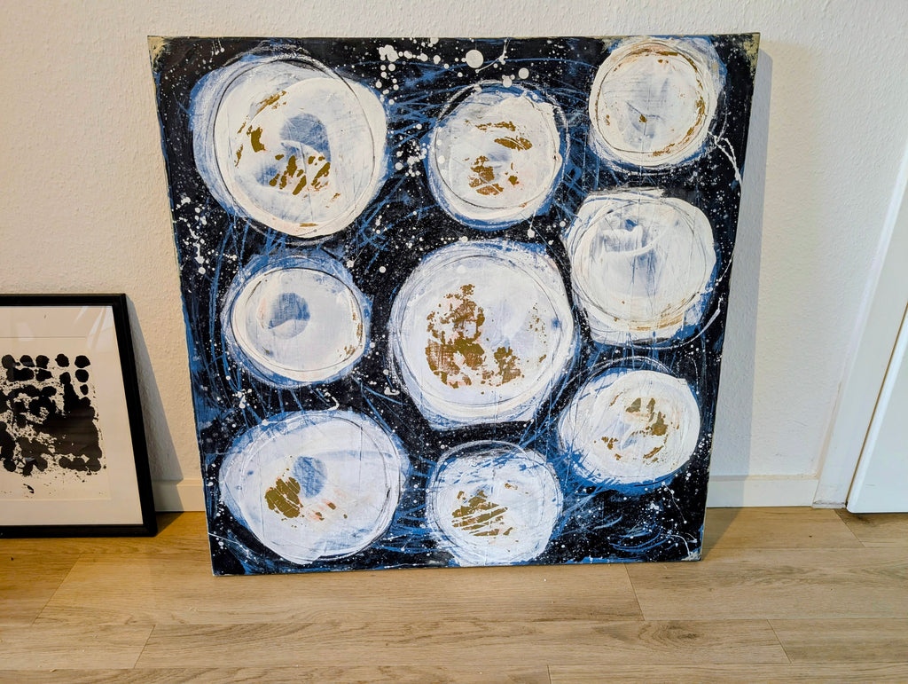 Schwarz-weiß Bild - Weltenbummler – Seitliche Perspektive – natur; blau; beige; geometrisches abstraktes Originalgemälde – räumliche Tiefe – subtile Spannung – direkt verfügbares Original