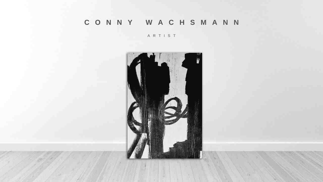Eine minimalistische Galerie zeigt das Bilderset „S/W Moderne“ der Künstlerin Conny Wachsmann – große abstrakte Schwarz-Weiß-Kunst im zeitgenössischen Stil auf einem Holzboden, mit ihrem Namen darüber auf einer schlichten weißen Wand.