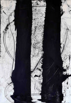 Das Bilderset „S/W Moderne“ von Conny Wachsmann zeigt ein abstraktes Gemälde im zeitgenössischen Stil mit zwei kräftigen vertikalen schwarzen Streifen auf Weiß und strukturierten grauen Wirbeln – perfekt für moderne Schwarzweiß-Bildersets.