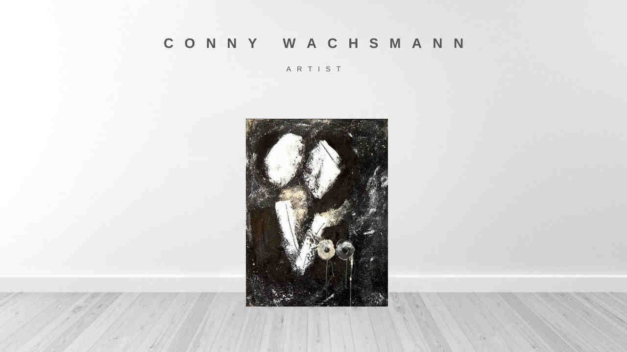 In einem minimalistischen Raum mit Holzböden und einer weißen Wand ist das Bilderset „S/W Moderne“ der Künstlerin Conny Wachsmann unter ihrem fettgedruckten Namen in Großbuchstaben zu sehen, das einen zeitgenössischen abstrakten Stil zur Schau stellt.