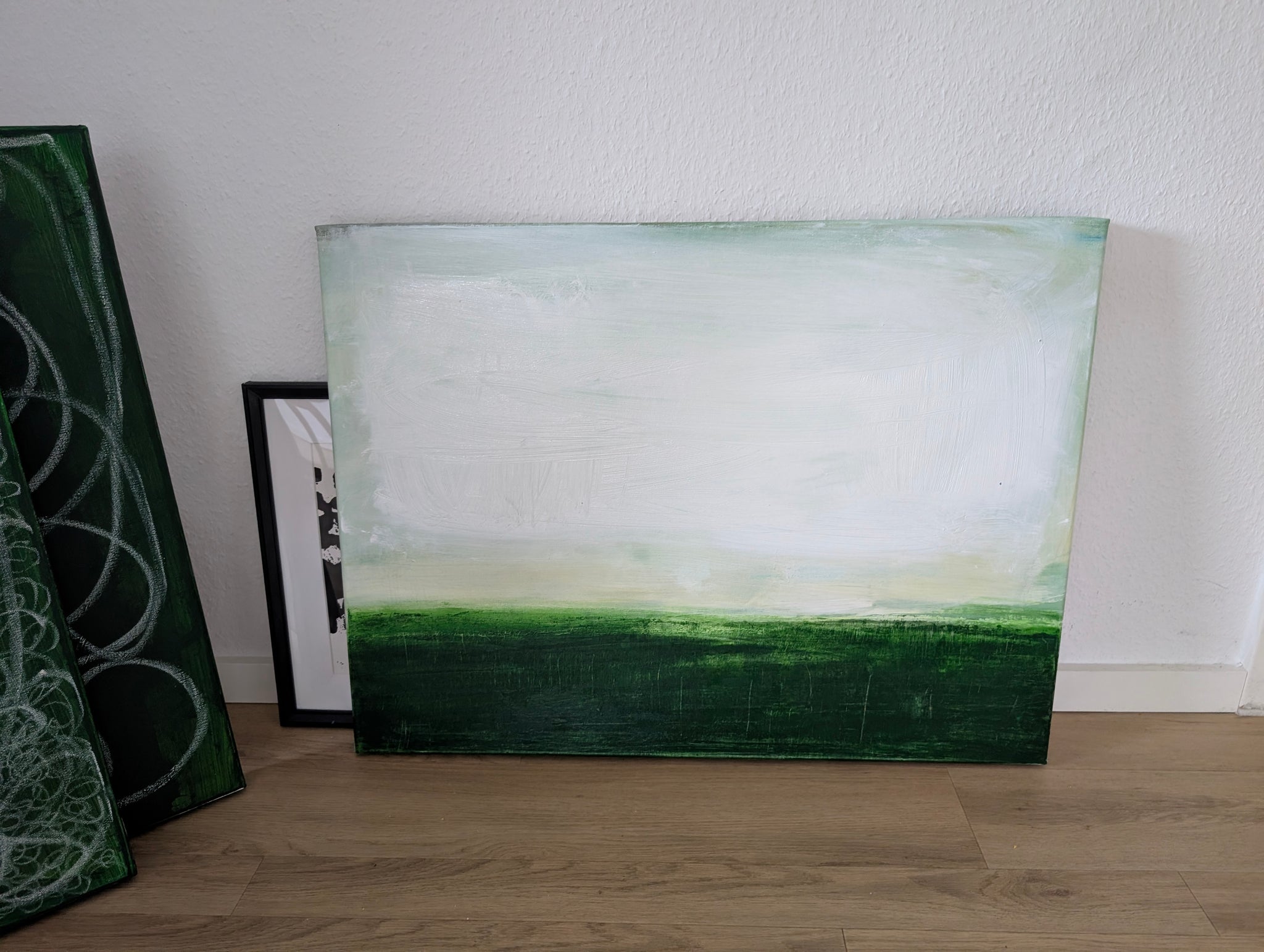 grünes Landschaftsbild 60 x 80 cm - Lichtblick im Unterholz nan cm – sofort verfügbares Wandbild in nan, Seitenansicht als Statement Kunst im Esszimmer oder Flur
