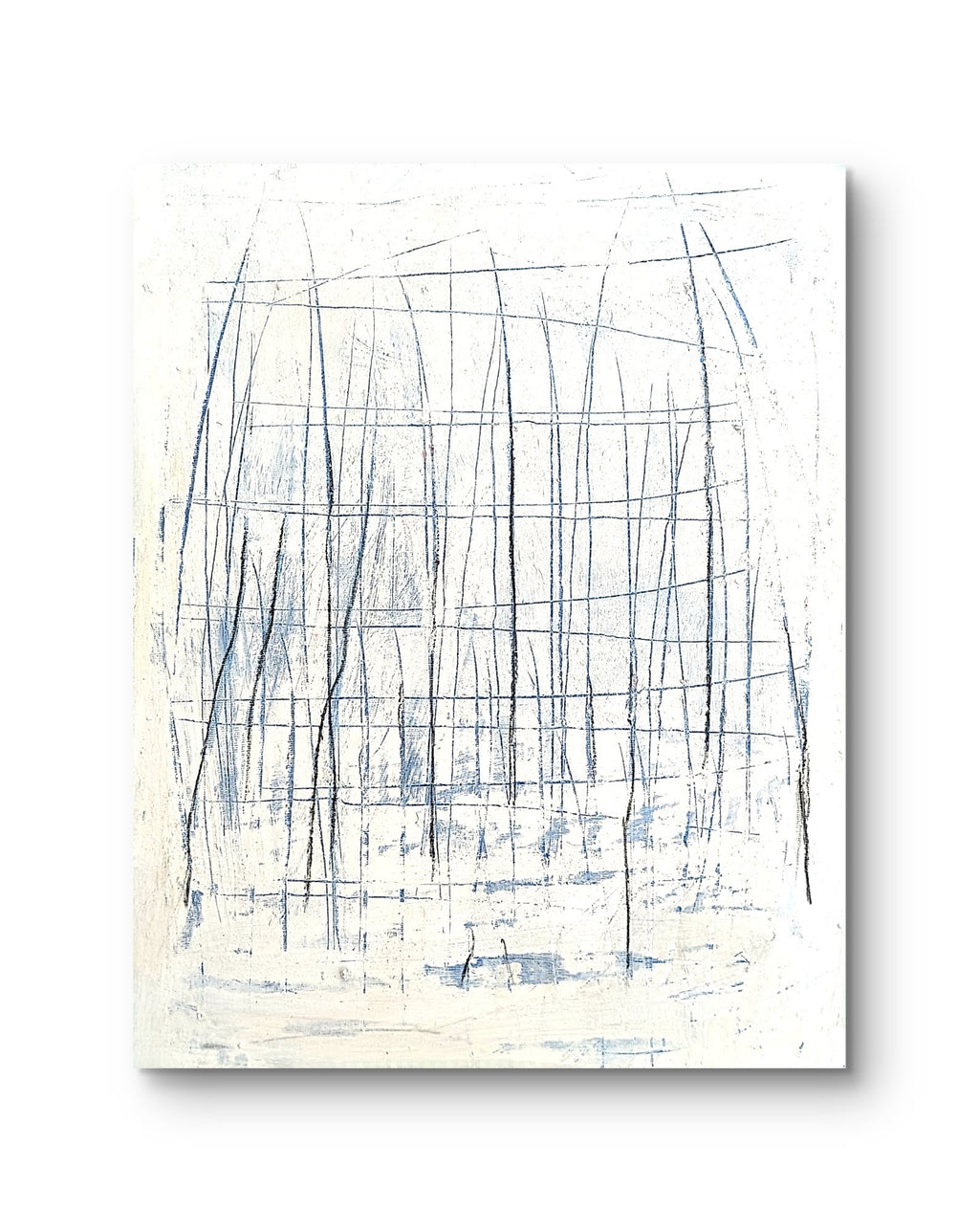 „Feldlinien“ von Conny Wachsmann, Künstlerin: Ein abstraktes Acrylbild auf Leinwand mit dünnen schwarzen und blauen Linien, die sich auf einem strukturierten weißen Hintergrund kreuzen und ein minimalistisches Gittermuster mit Tiefe bilden – ein einzigartiges Stück.