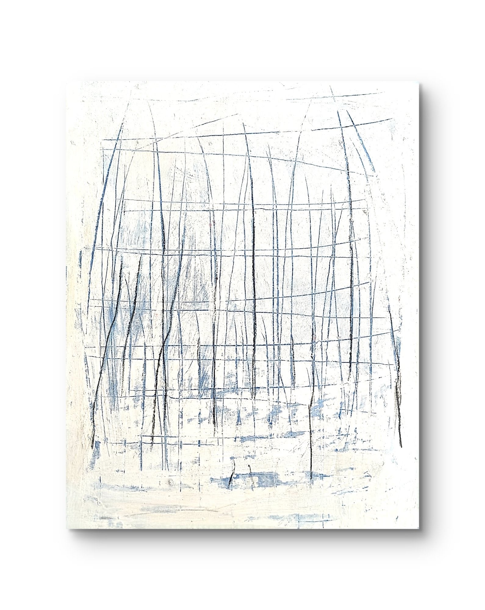 „Feldlinien“ von Conny Wachsmann, Künstlerin: Ein abstraktes Acrylbild auf Leinwand mit dünnen schwarzen und blauen Linien, die sich auf einem strukturierten weißen Hintergrund kreuzen und ein minimalistisches Gittermuster mit Tiefe bilden – ein einzigartiges Stück.