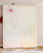 Gedankenregen von Conny Wachsmann: Ein abstraktes Unikat mit hellem Hintergrund, feinen vertikalen Linien und rotem Akzent oben links – perfekt für Ihr Zuhause.