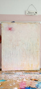 „Gedankenregen“ von Conny Wachsmann ist ein abstraktes Pastellkunstwerk in Weiß, Rosa und Gelb mit grasähnlichen Linien und einem Willkommensschild: „Willkommen in meinem kleinen Homeoffice.“ Dieses einzigartige Kunstwerk inspiriert die Kreativität an Ihrem Arbeitsplatz.