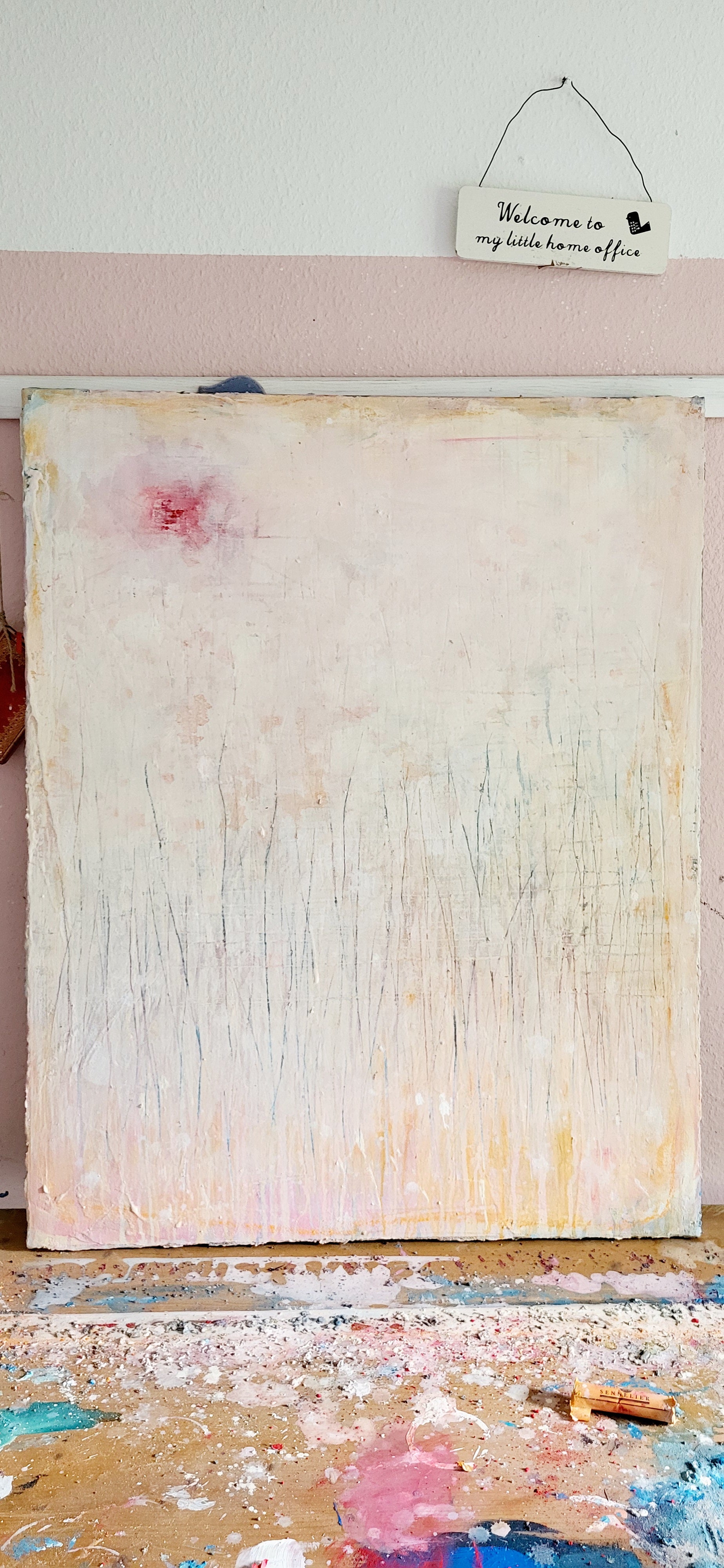 „Gedankenregen“ von Conny Wachsmann ist ein abstraktes Pastellkunstwerk in Weiß, Rosa und Gelb mit grasähnlichen Linien und einem Willkommensschild: „Willkommen in meinem kleinen Homeoffice.“ Dieses einzigartige Kunstwerk inspiriert die Kreativität an Ihrem Arbeitsplatz.