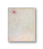 „Gedankenregen“ von Conny Wachsmann, Künstlerin: Ein minimalistisches abstraktes Gemälde mit einem weichen, blassen Hintergrund, schwachen grasähnlichen Linien und einem subtilen roten Fleck oben links – dieses einzigartige Stück wird mit einem einfachen weißen Rand gerahmt.