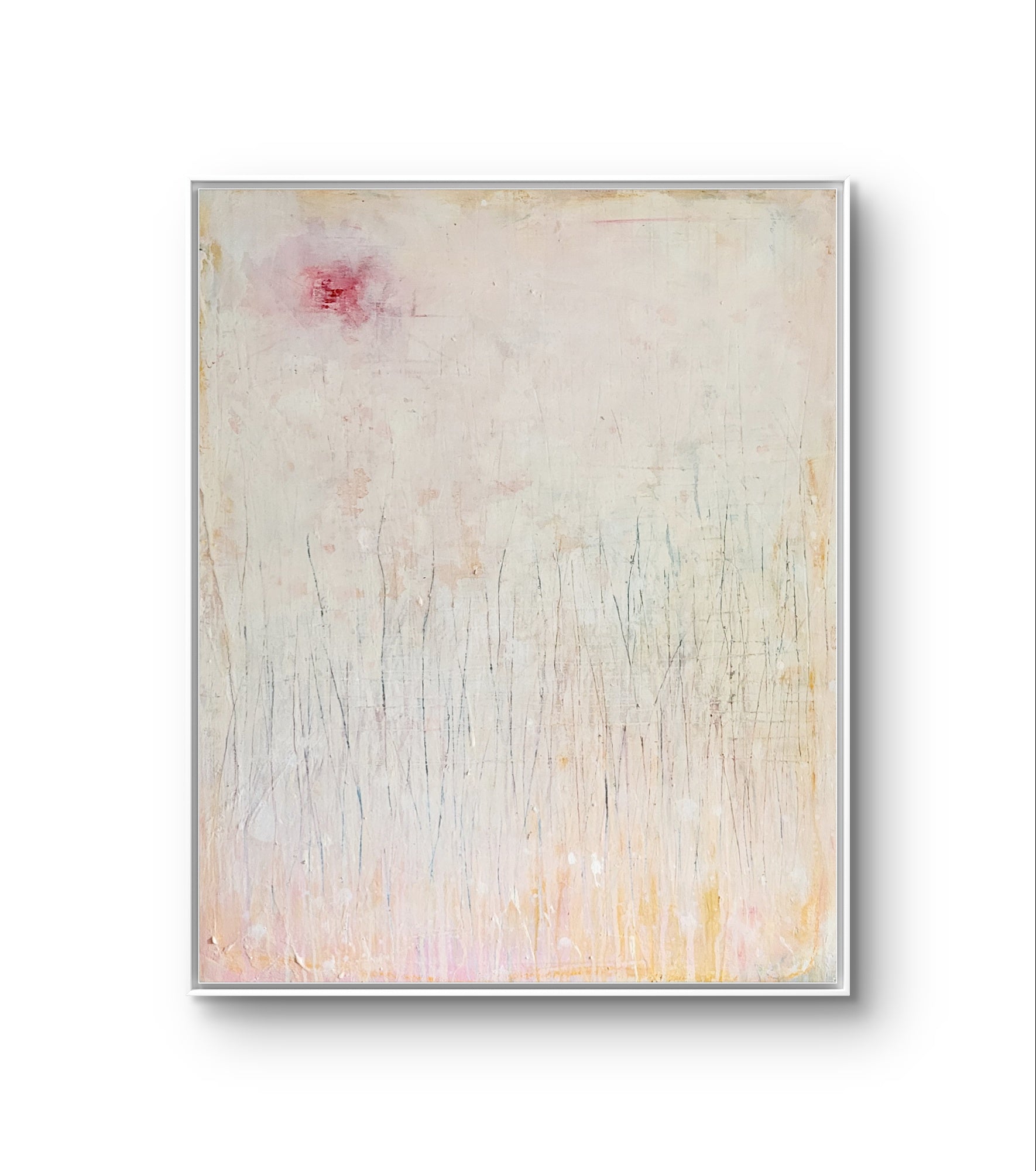 „Gedankenregen“ von Conny Wachsmann, Künstlerin: Ein minimalistisches abstraktes Gemälde mit einem weichen, blassen Hintergrund, schwachen grasähnlichen Linien und einem subtilen roten Fleck oben links – dieses einzigartige Stück wird mit einem einfachen weißen Rand gerahmt.