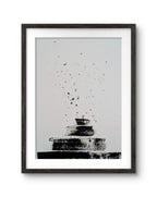 Zeichnungen & Reduktion V von Conny Wachsmann ist ein minimalistisches Kunstwerk aus schwarzer Tinte in einem dunklen Holzrahmen, das geschichtete Rechtecke und verstreute Spritzer auf Weiß zeigt.