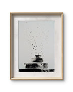 Zeichnungen & Reduktion V der Künstlerin Conny Wachsmann ist ein minimalistisches, abstraktes Kunstwerk mit kräftigen schwarzen Pinselstrichen und Spritzern auf Weiß, gerahmt in hellem Holz - eine zeitlose Schwarz-Weiß Zeichnung im minimalistischen Stil.