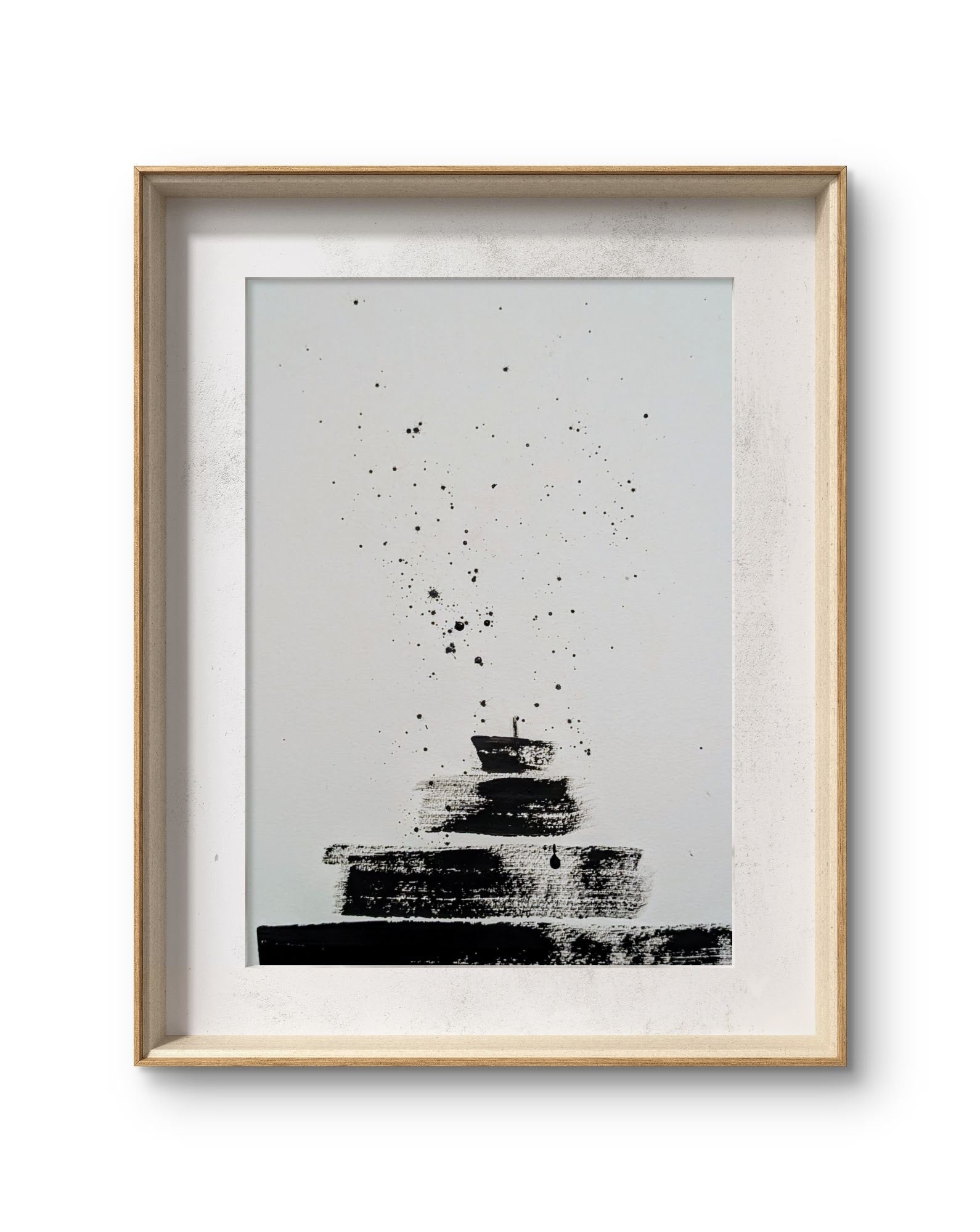 Zeichnungen & Reduktion V der Künstlerin Conny Wachsmann ist ein minimalistisches, abstraktes Kunstwerk mit kräftigen schwarzen Pinselstrichen und Spritzern auf Weiß, gerahmt in hellem Holz - eine zeitlose Schwarz-Weiß Zeichnung im minimalistischen Stil.