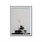 Zeichnungen & Reduktion V von Conny Wachsmann: Eine minimalistische Originalzeichnung in Schwarz-Weiß, mit abstrakten, geschichteten Pinselstrichen und Spritzern auf Weiß, elegant gerahmt im schlichten schwarzen Rahmen.